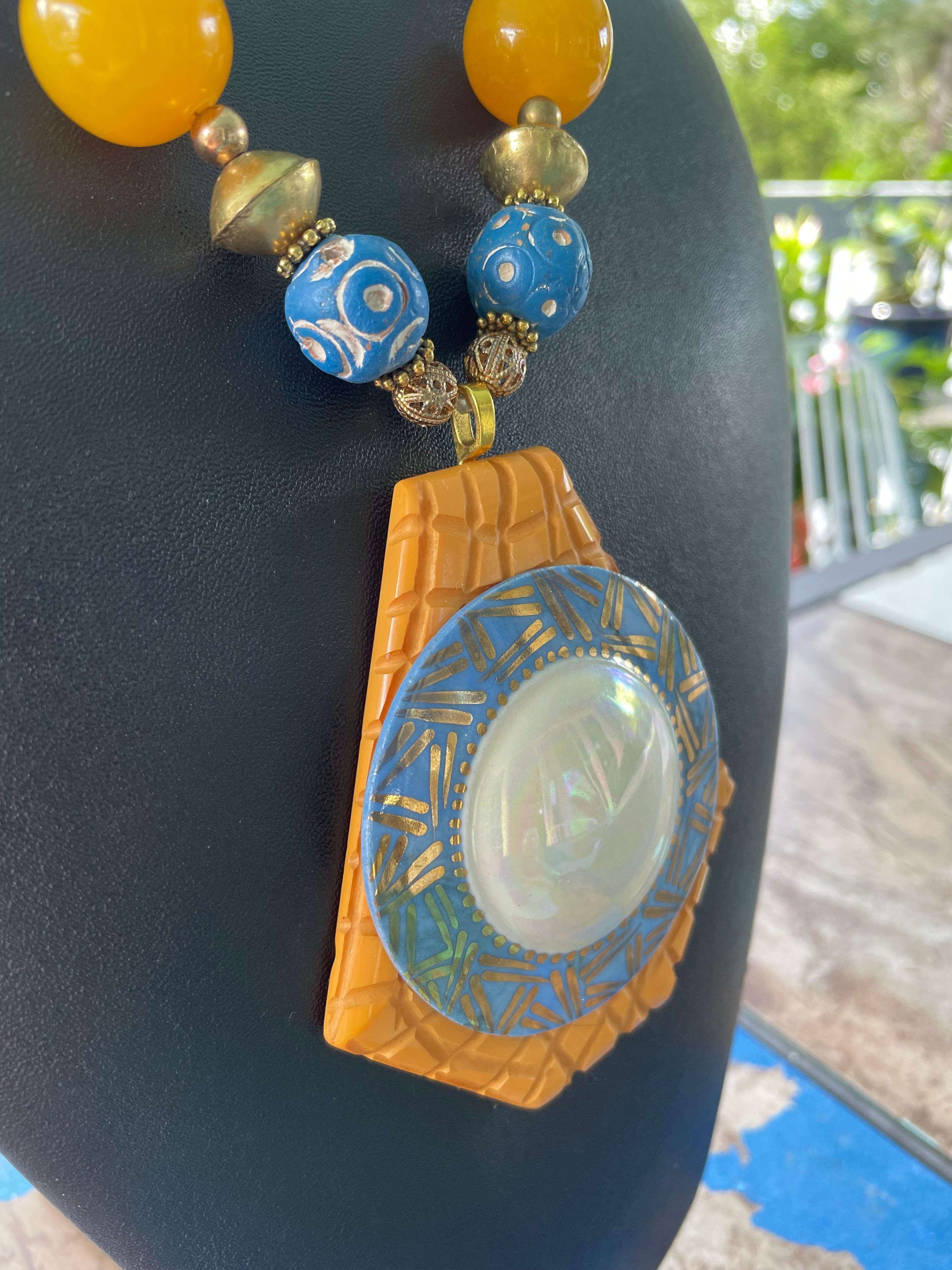 LB offre una collana di argilla africana in stile Deco in bachelite lustrata tibetana 
