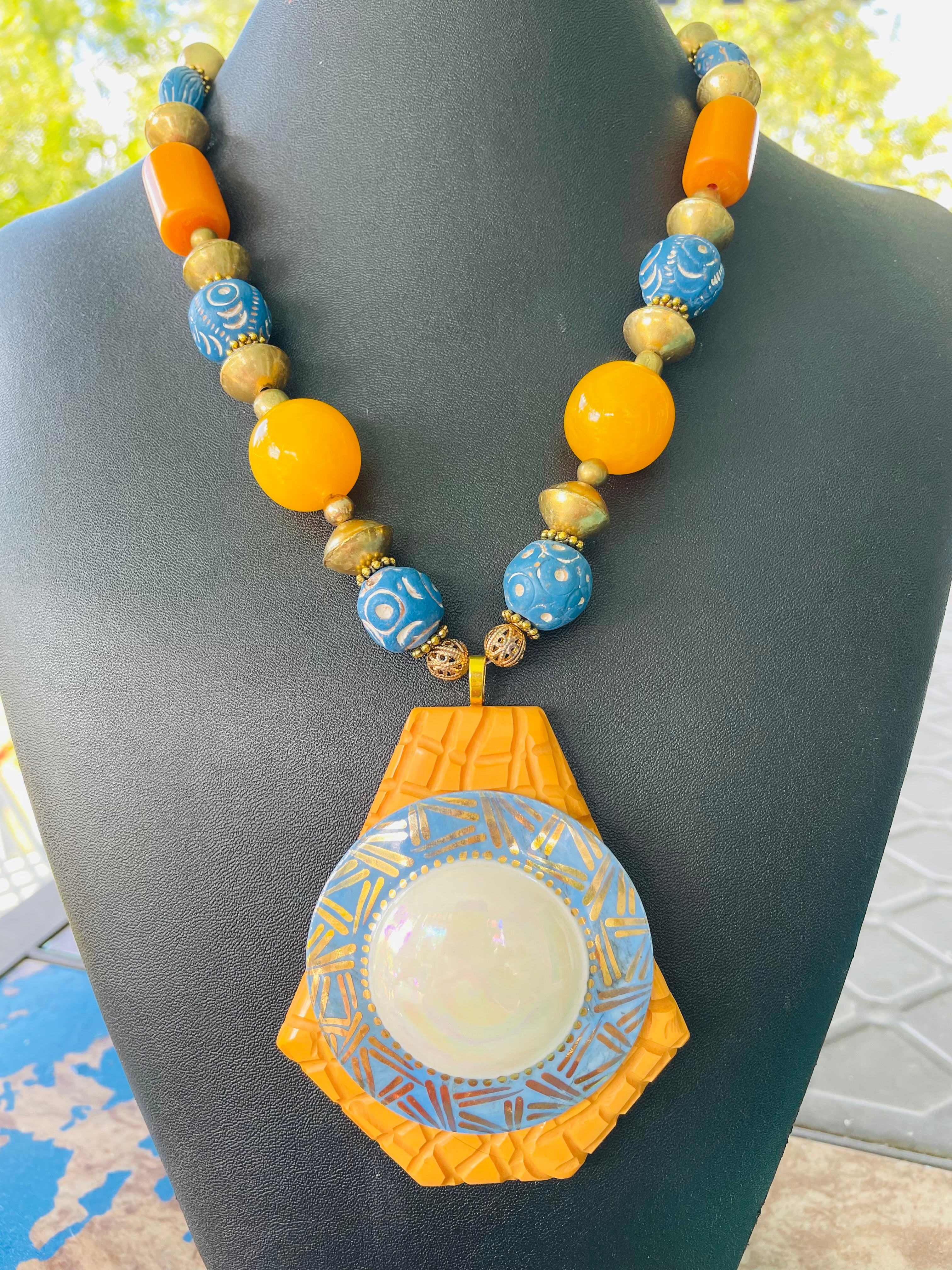 LB offre una collana di argilla africana in stile Deco in bachelite lustrata tibetana "Ambra
