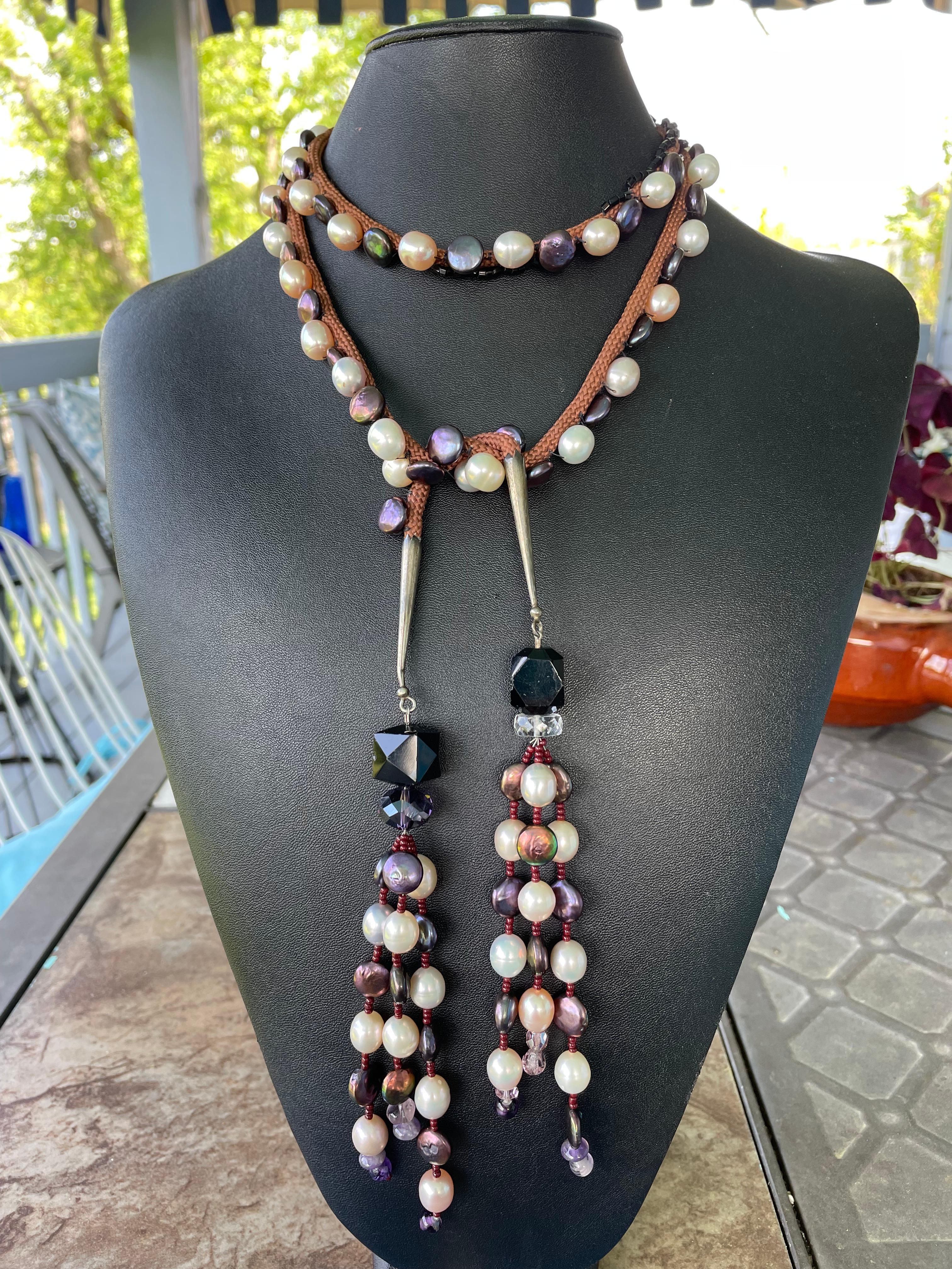 Lorrain's Bijoux propose un long cordon de perles d'eau douce et de jais cousu à la main sur un cordon marron. Les perles sont multicolores, blanches, grises, paon, et se terminent en luxuriants pompons de perles et de perles de verre vintage. Des