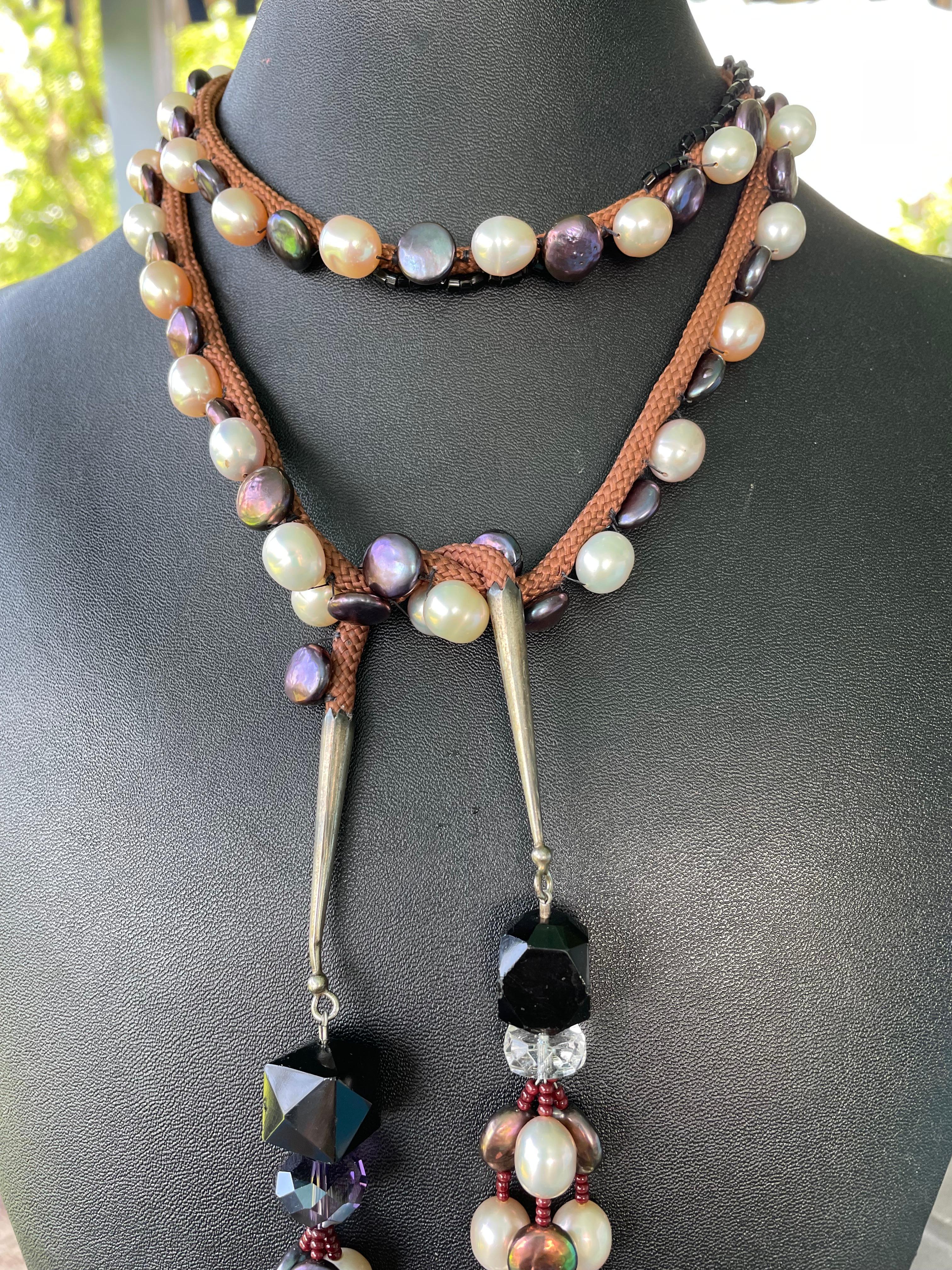 Perle LB propose des perles d'eau douce en verre et argent sterling cousu sur un collier à cordon en vente
