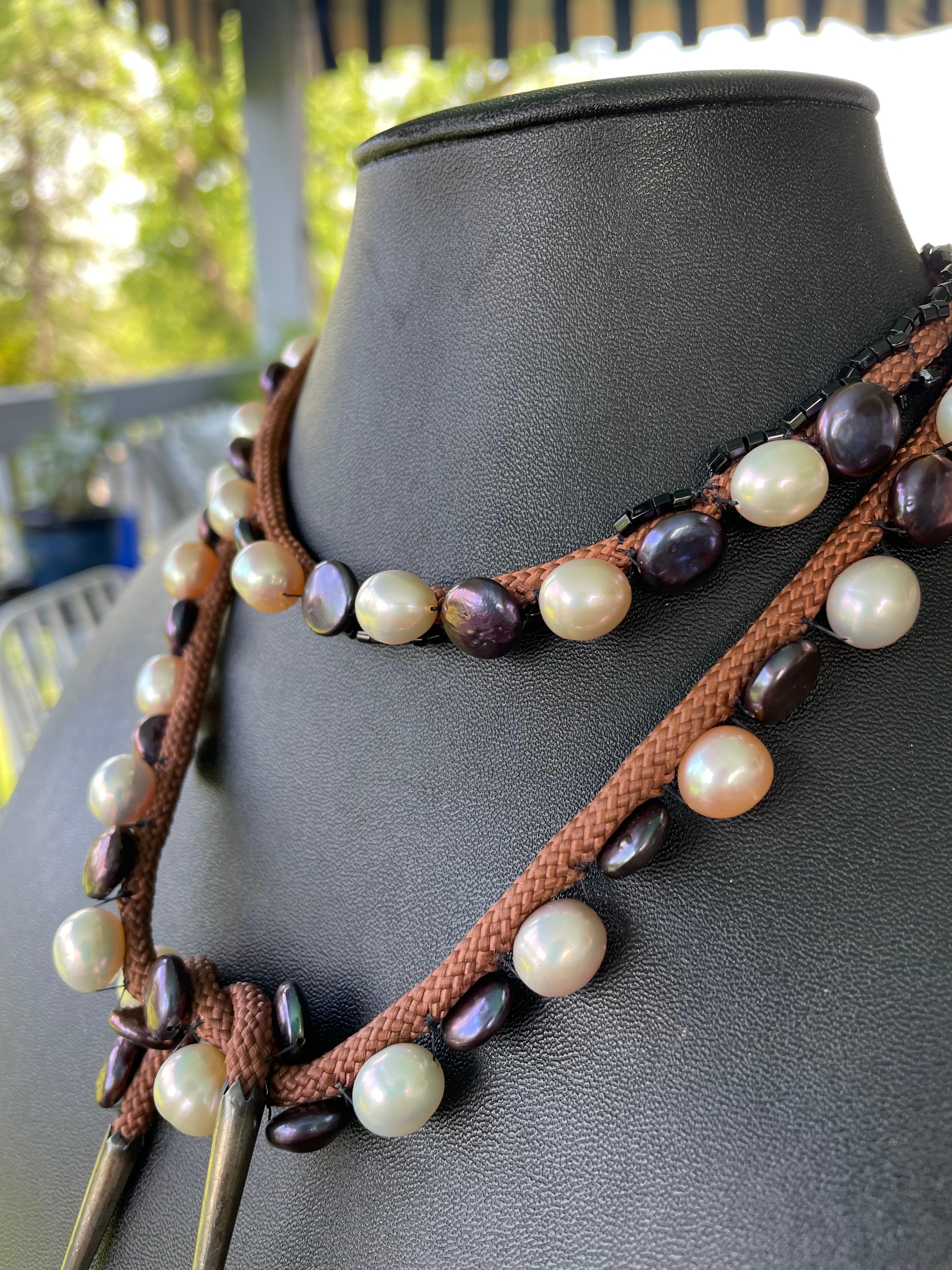 LB propose des perles d'eau douce en verre et argent sterling cousu sur un collier à cordon Bon état - En vente à Pittsburgh, PA