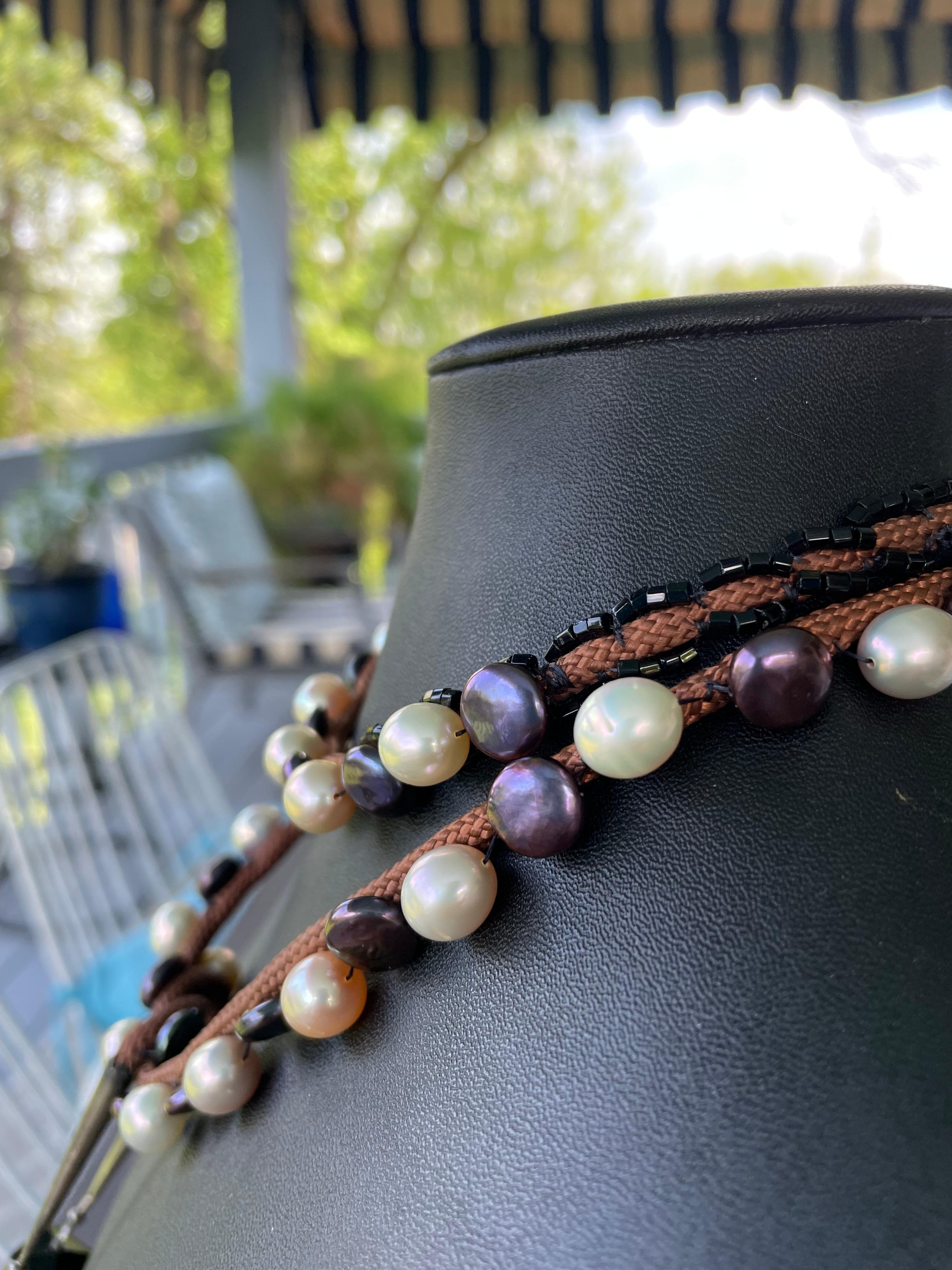 LB propose des perles d'eau douce en verre et argent sterling cousu sur un collier à cordon Unisexe en vente
