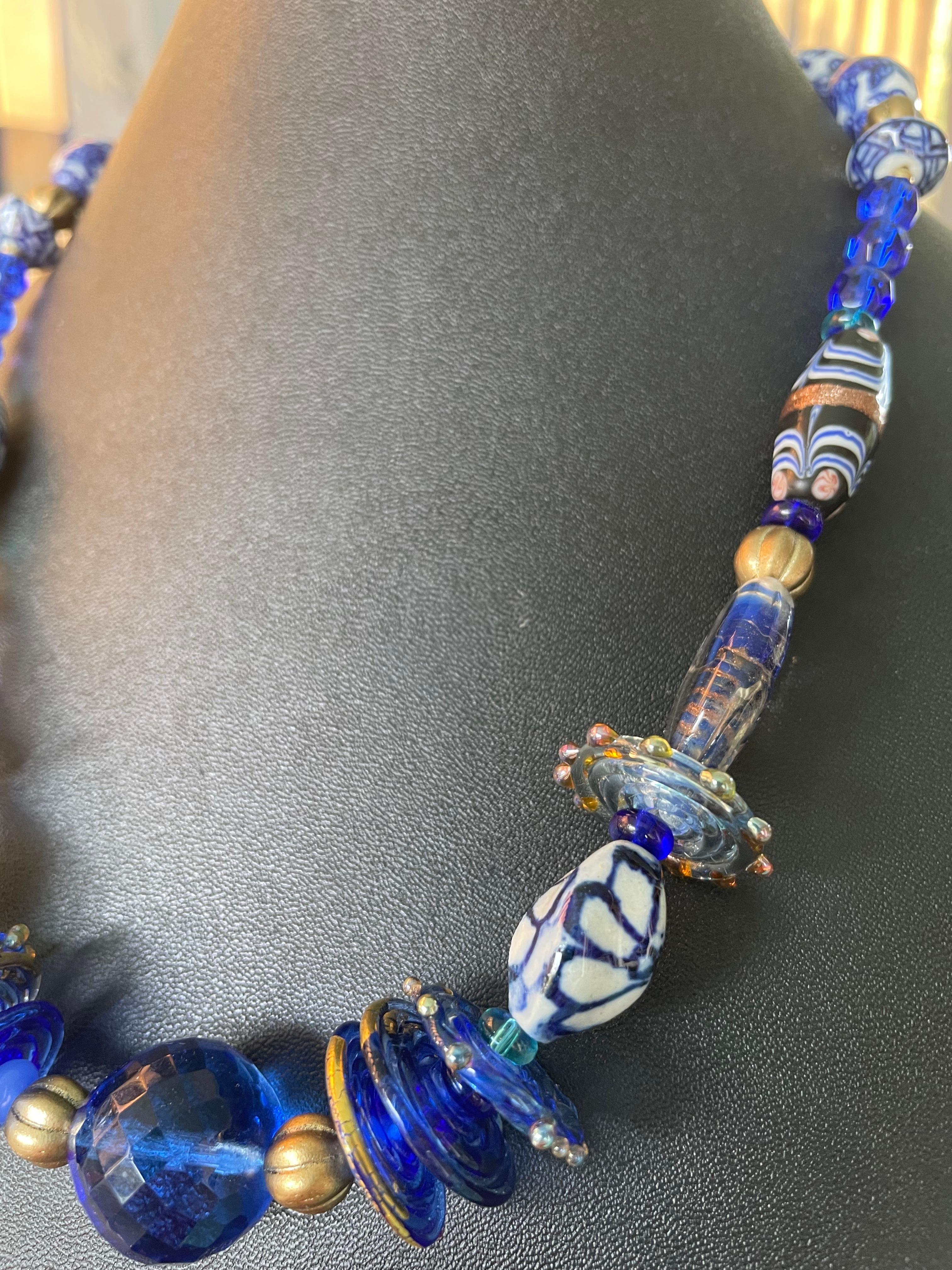 Artisan LB propose un collier en verre de Delft tchèque bleu vintage avec disques en verre faits main en vente