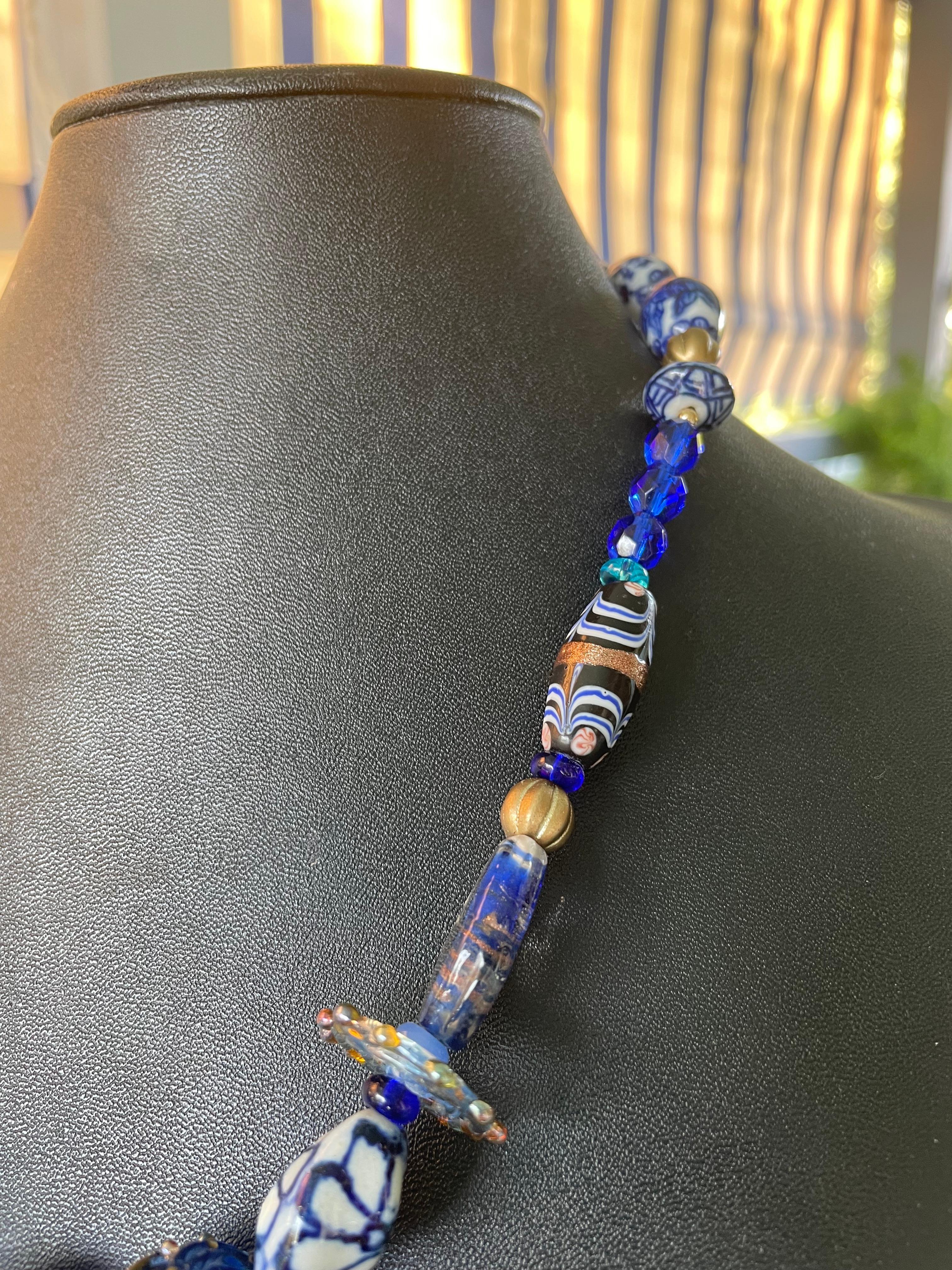 LB propose un collier en verre de Delft tchèque bleu vintage avec disques en verre faits main Bon état - En vente à Pittsburgh, PA