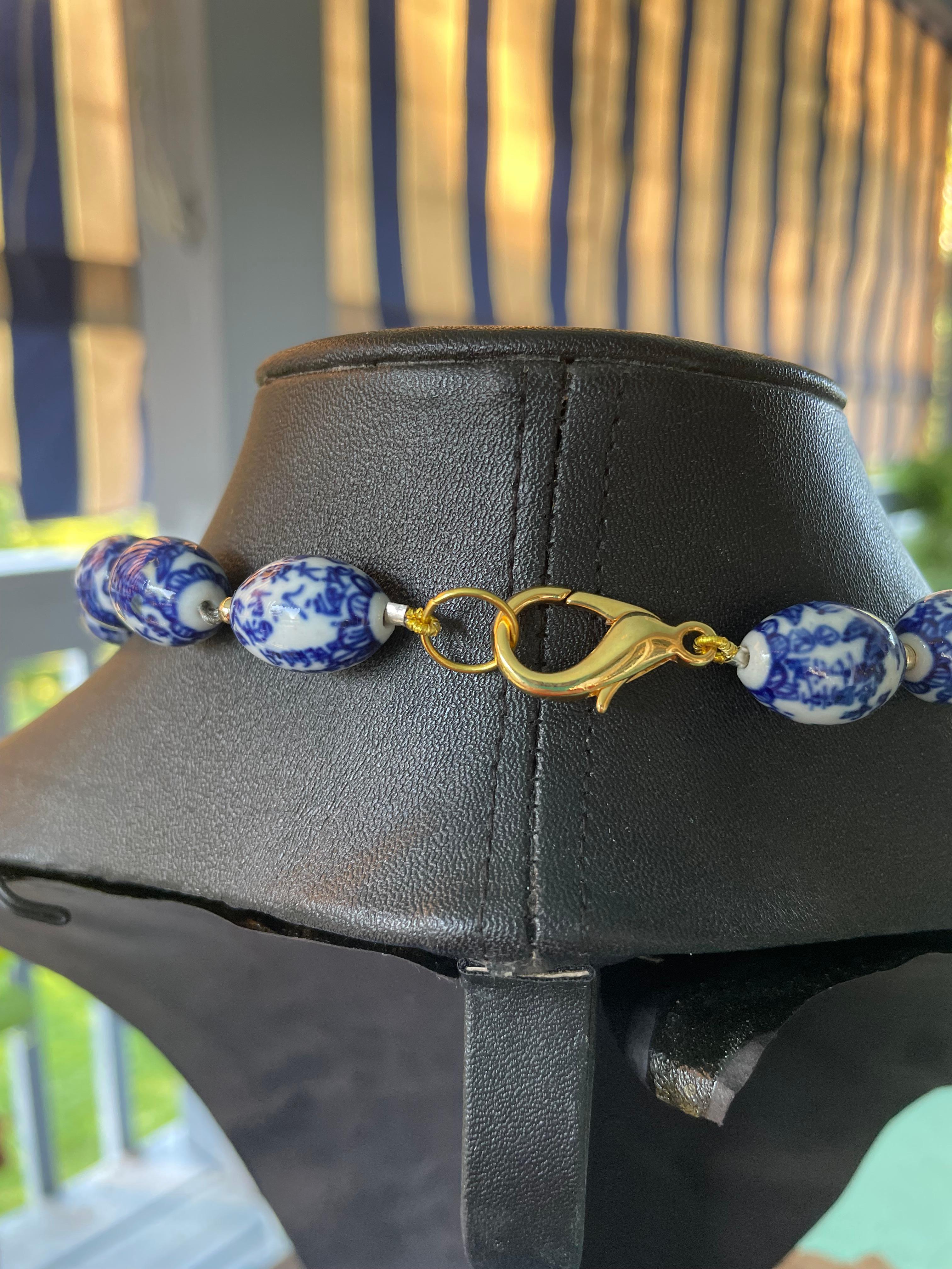 LB propose un collier en verre de Delft tchèque bleu vintage avec disques en verre faits main en vente 3