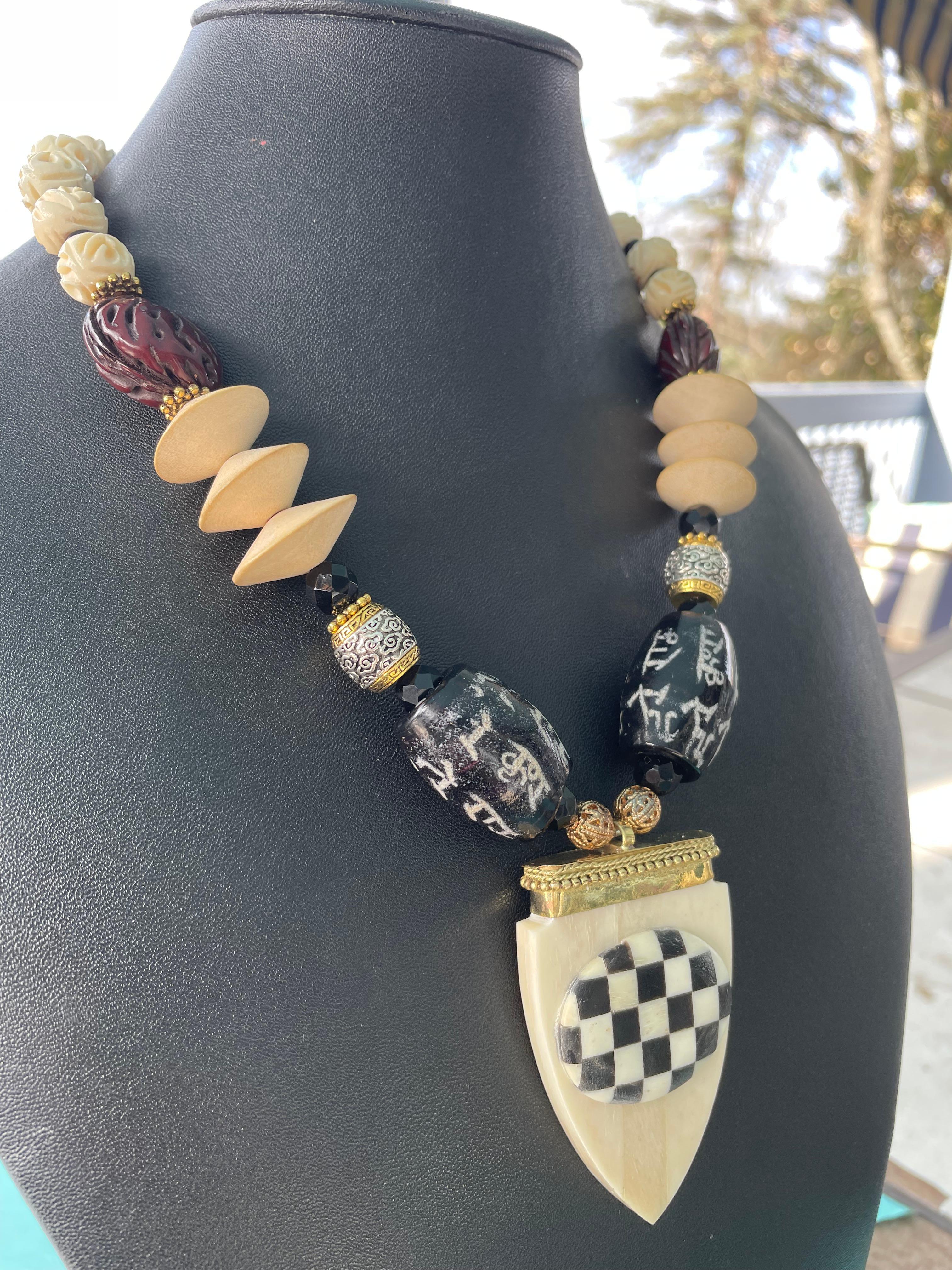 LB bietet indischen Knochen eingelegt Anhänger afrikanisches Glas Pfirsich Gruben Wood Bone Halskette im Angebot 7