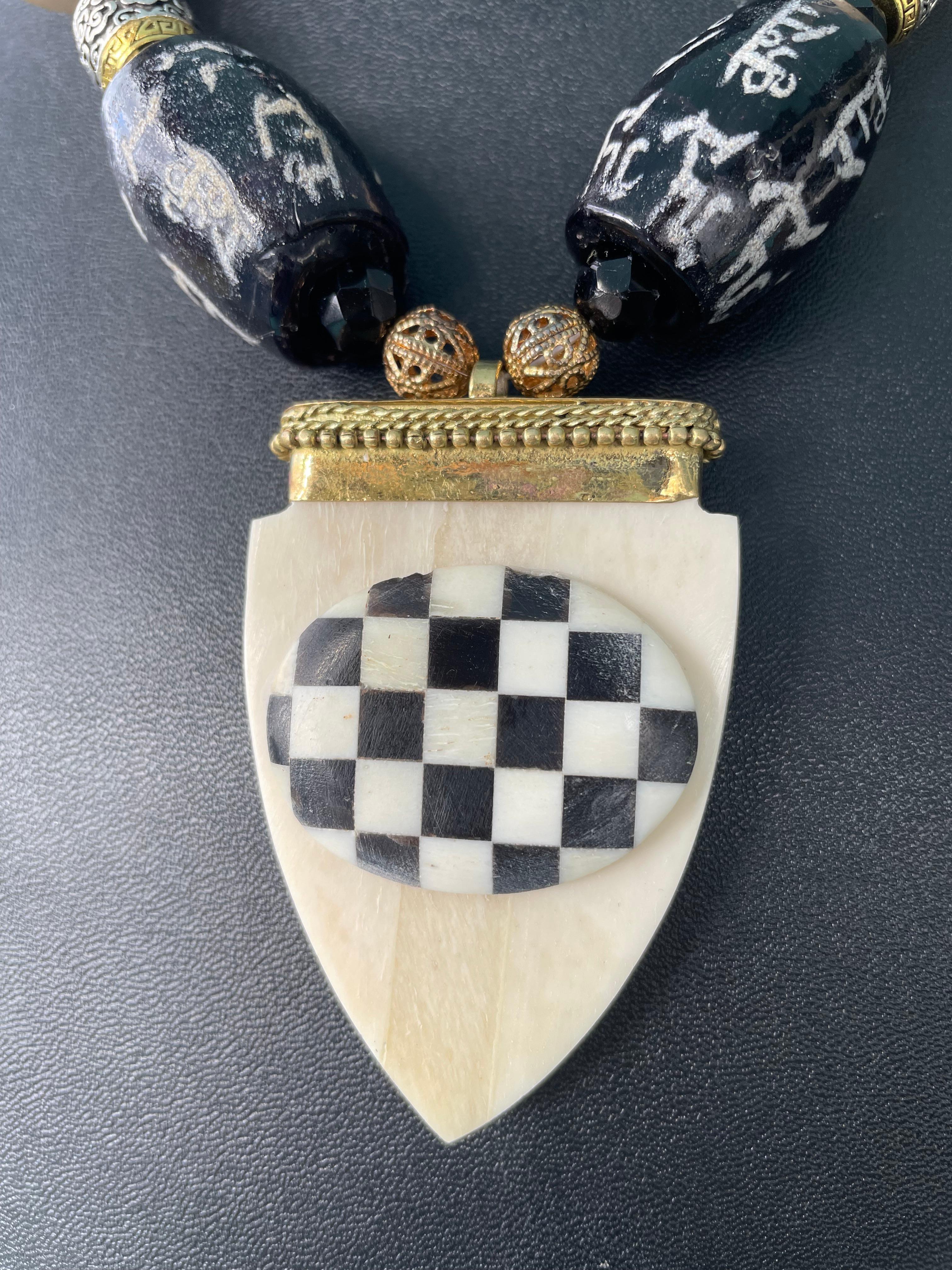 LB bietet indischen Knochen eingelegt Anhänger afrikanisches Glas Pfirsich Gruben Wood Bone Halskette (Anglo-indisch) im Angebot