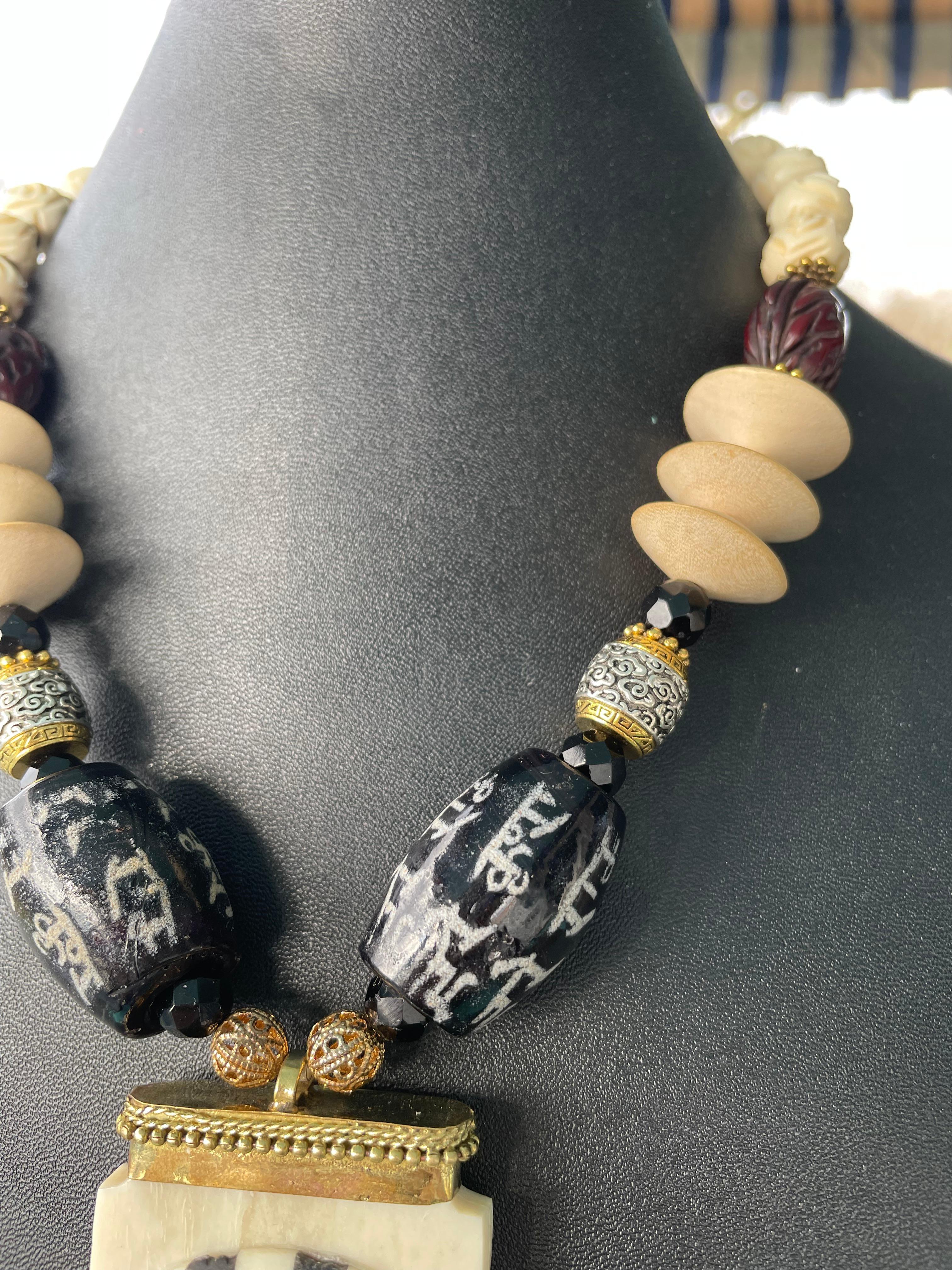 LB bietet indischen Knochen eingelegt Anhänger afrikanisches Glas Pfirsich Gruben Wood Bone Halskette im Zustand „Gut“ im Angebot in Pittsburgh, PA