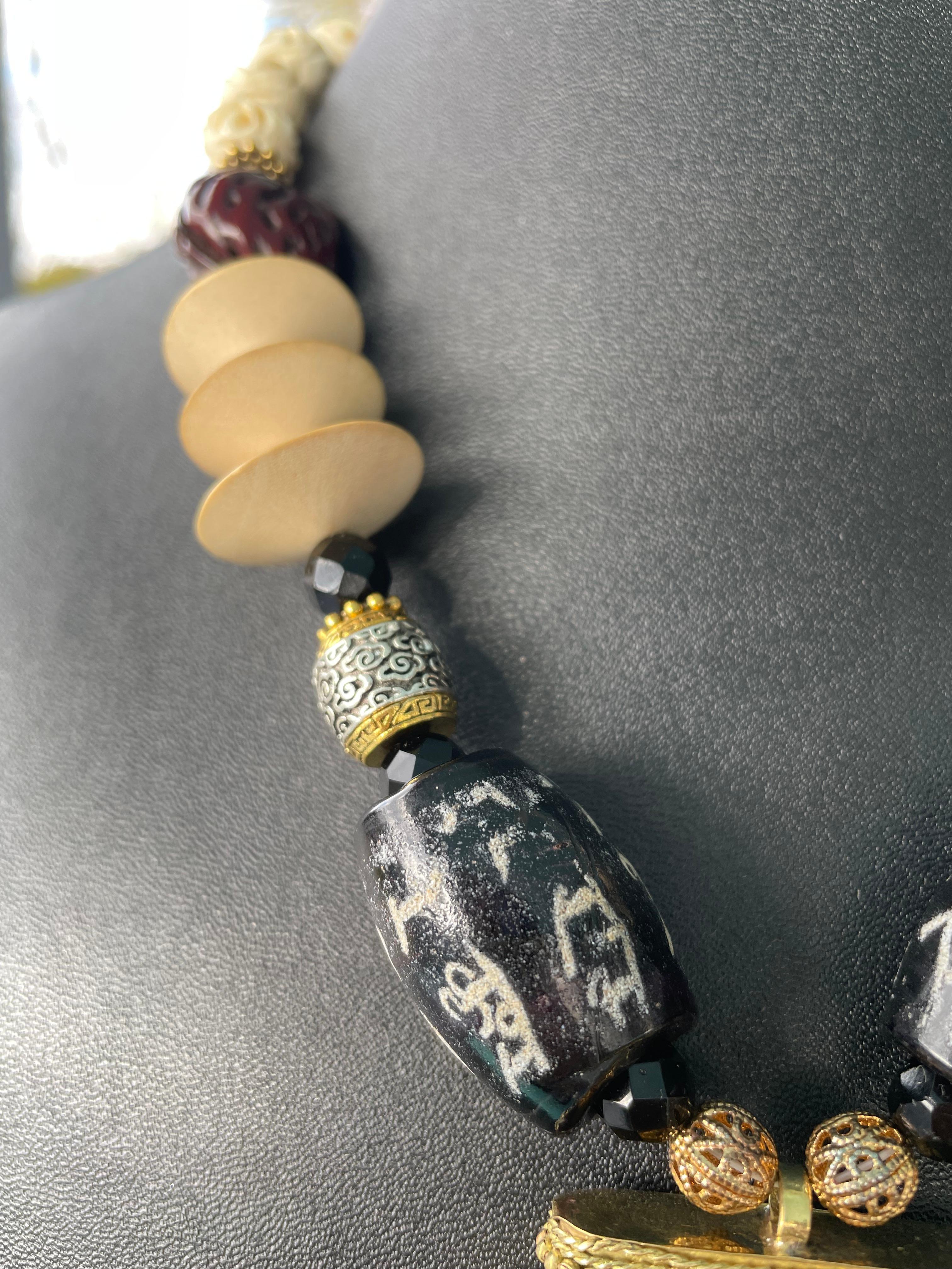 LB bietet indischen Knochen eingelegt Anhänger afrikanisches Glas Pfirsich Gruben Wood Bone Halskette für Damen oder Herren im Angebot