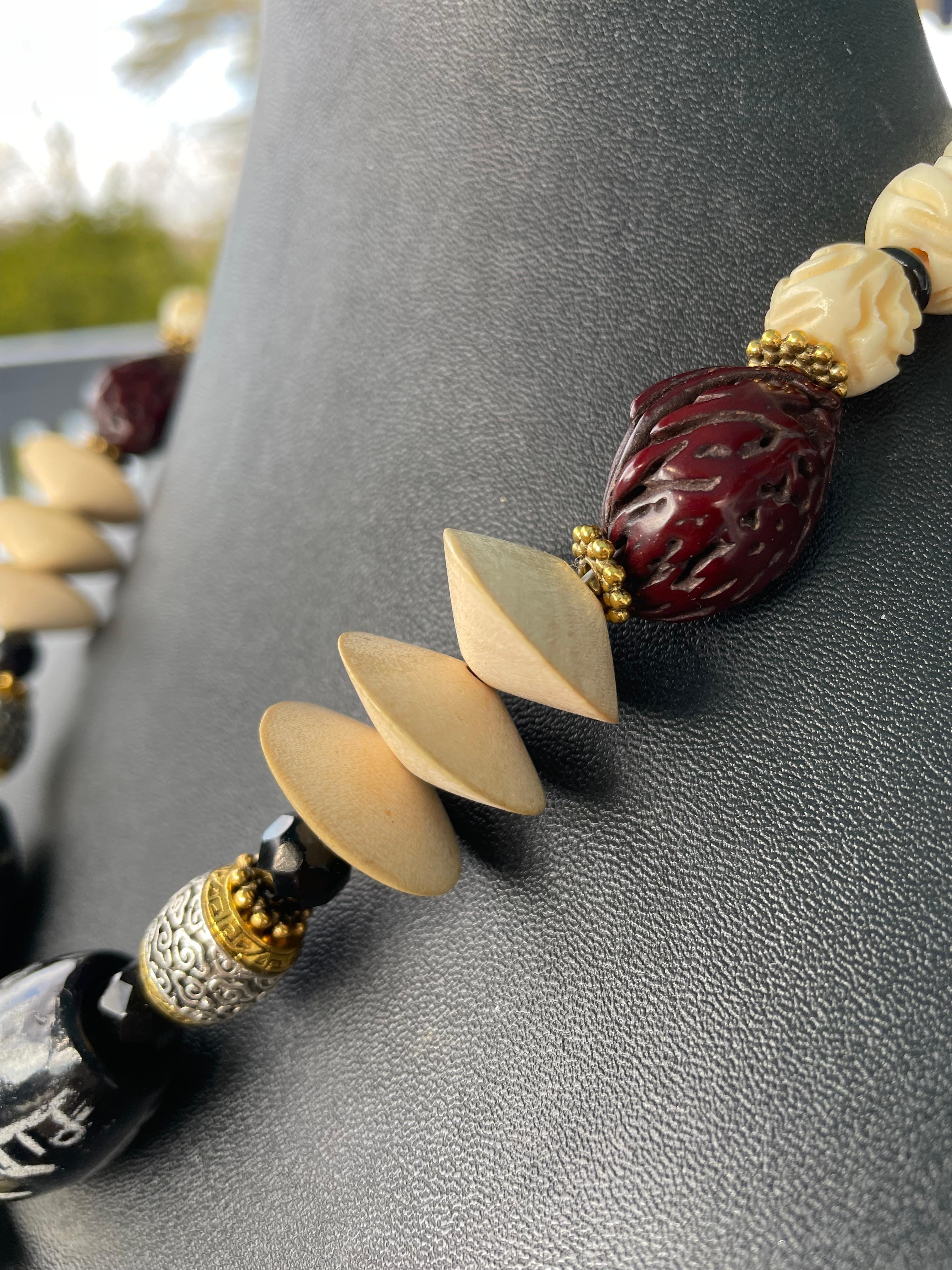 LB bietet indischen Knochen eingelegt Anhänger afrikanisches Glas Pfirsich Gruben Wood Bone Halskette im Angebot 1