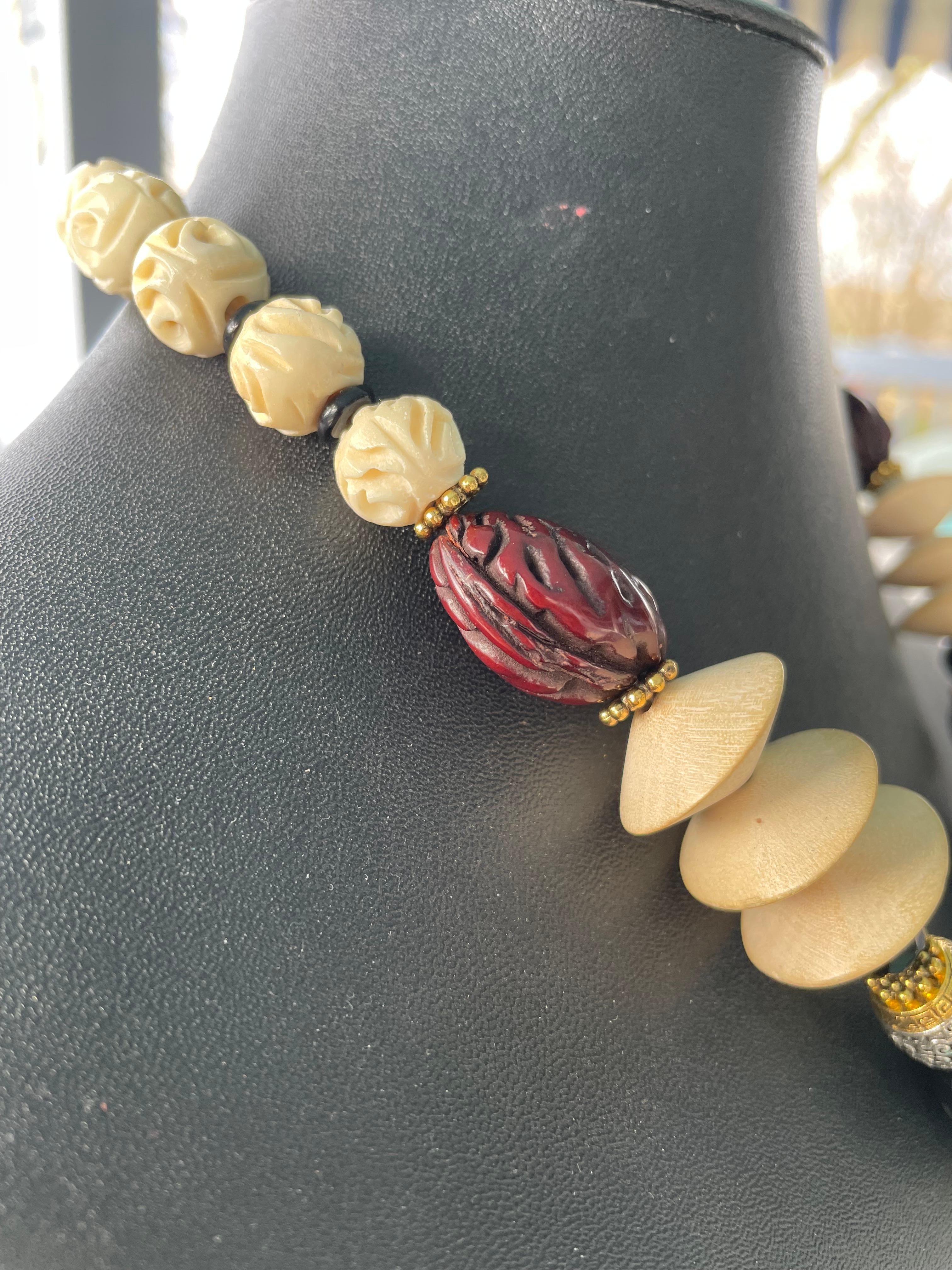 LB bietet indischen Knochen eingelegt Anhänger afrikanisches Glas Pfirsich Gruben Wood Bone Halskette im Angebot 3