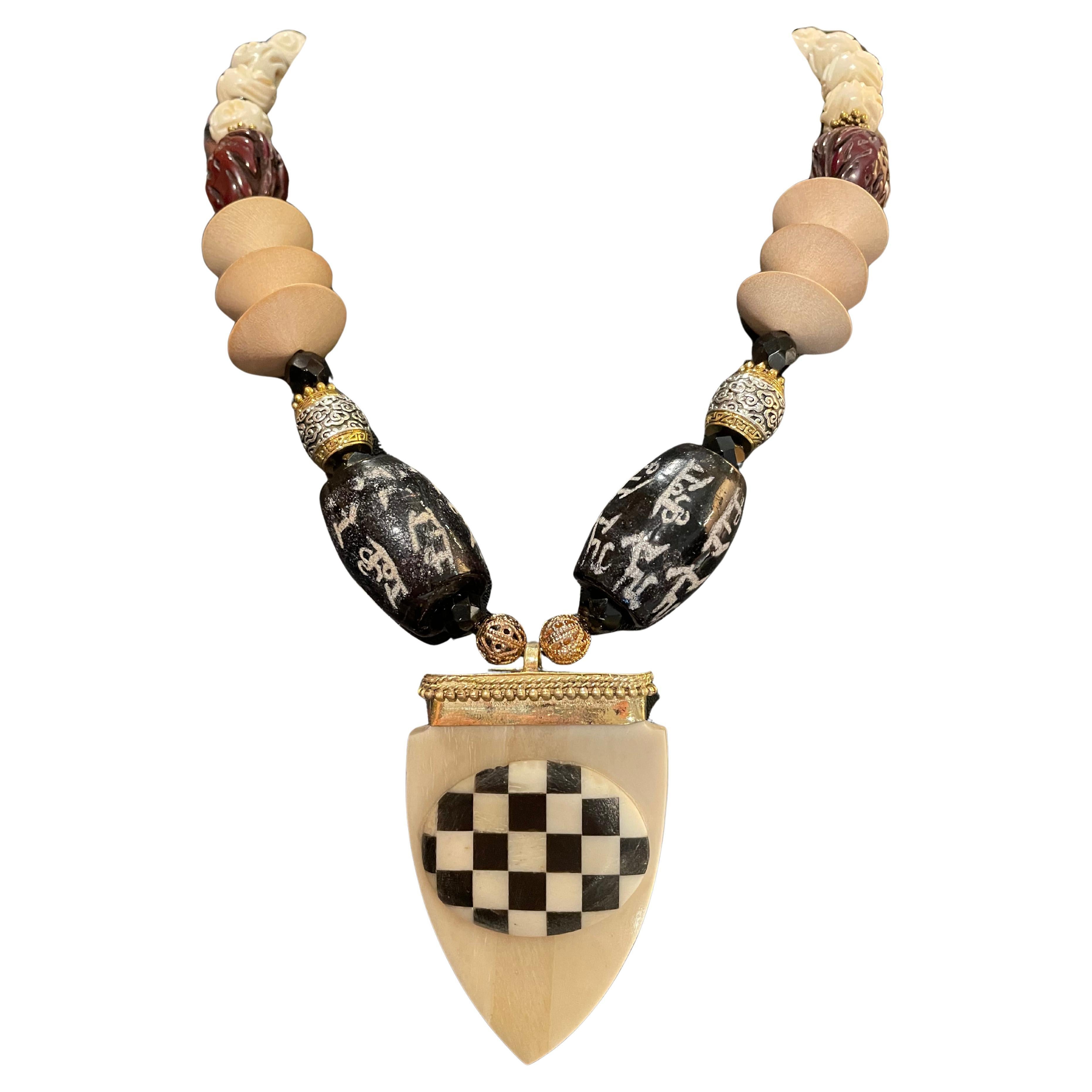 LB bietet indischen Knochen eingelegt Anhänger afrikanisches Glas Pfirsich Gruben Wood Bone Halskette im Angebot