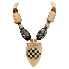 LB offre un pendente in osso indiano intarsiato Collana in osso Wood Wood in vetro africano con noccioli di pesca