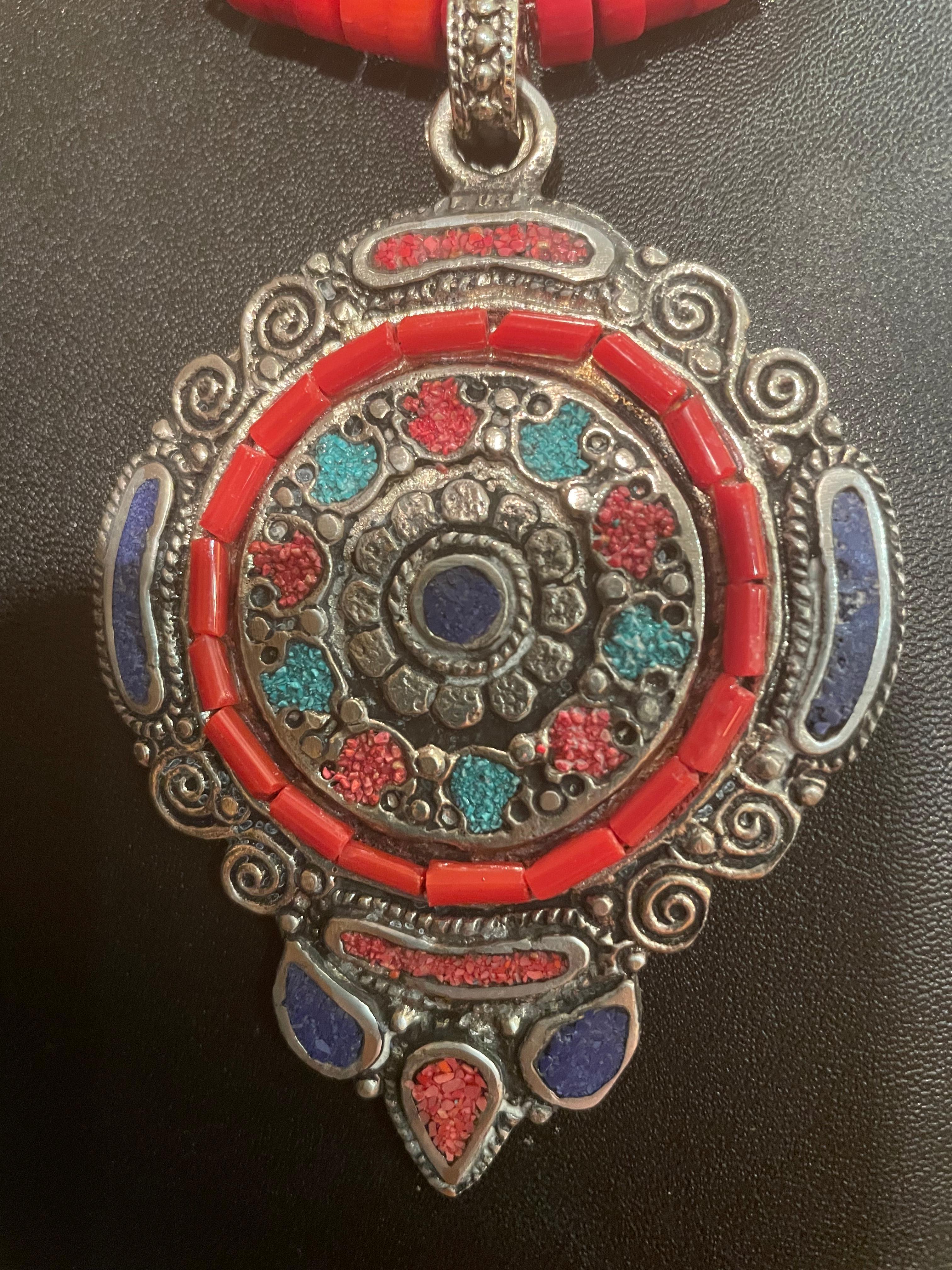 Lorrain's Bijoux hat einen gro�ßen eingelegten Silberanhänger mit Koralle und Lapislazuli im Angebot.
Eine sehr exotische Form, die in einer anmutigen Spitze endet und jedem Dekolleté schmeichelt. 
Satte rote chinesische Korallen, Vintage Venetian