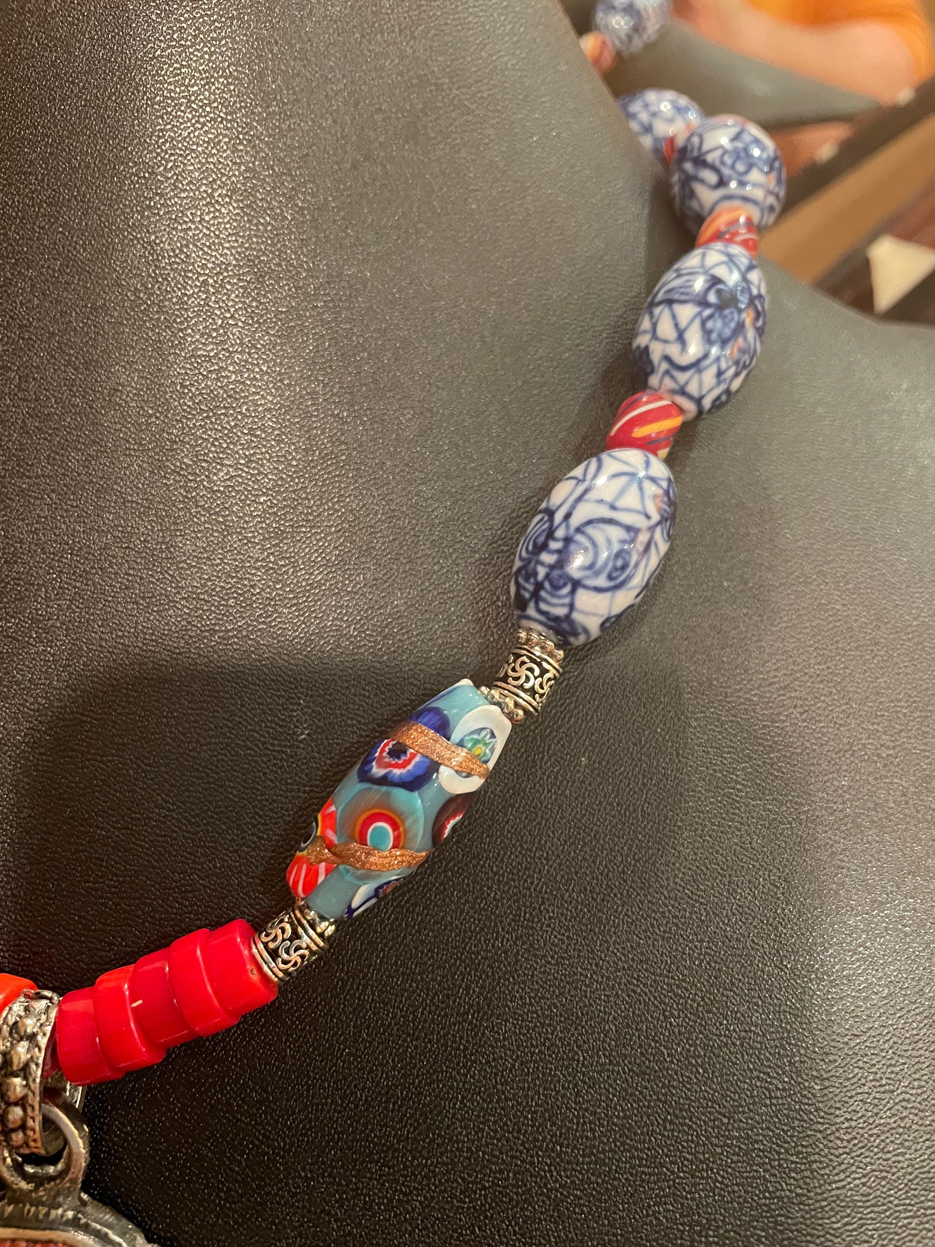 LB bietet Intarsien Tibetischer Anhänger Koralle Vintage venezianische chinesische Keramik Halskette (Gemischter Schliff)