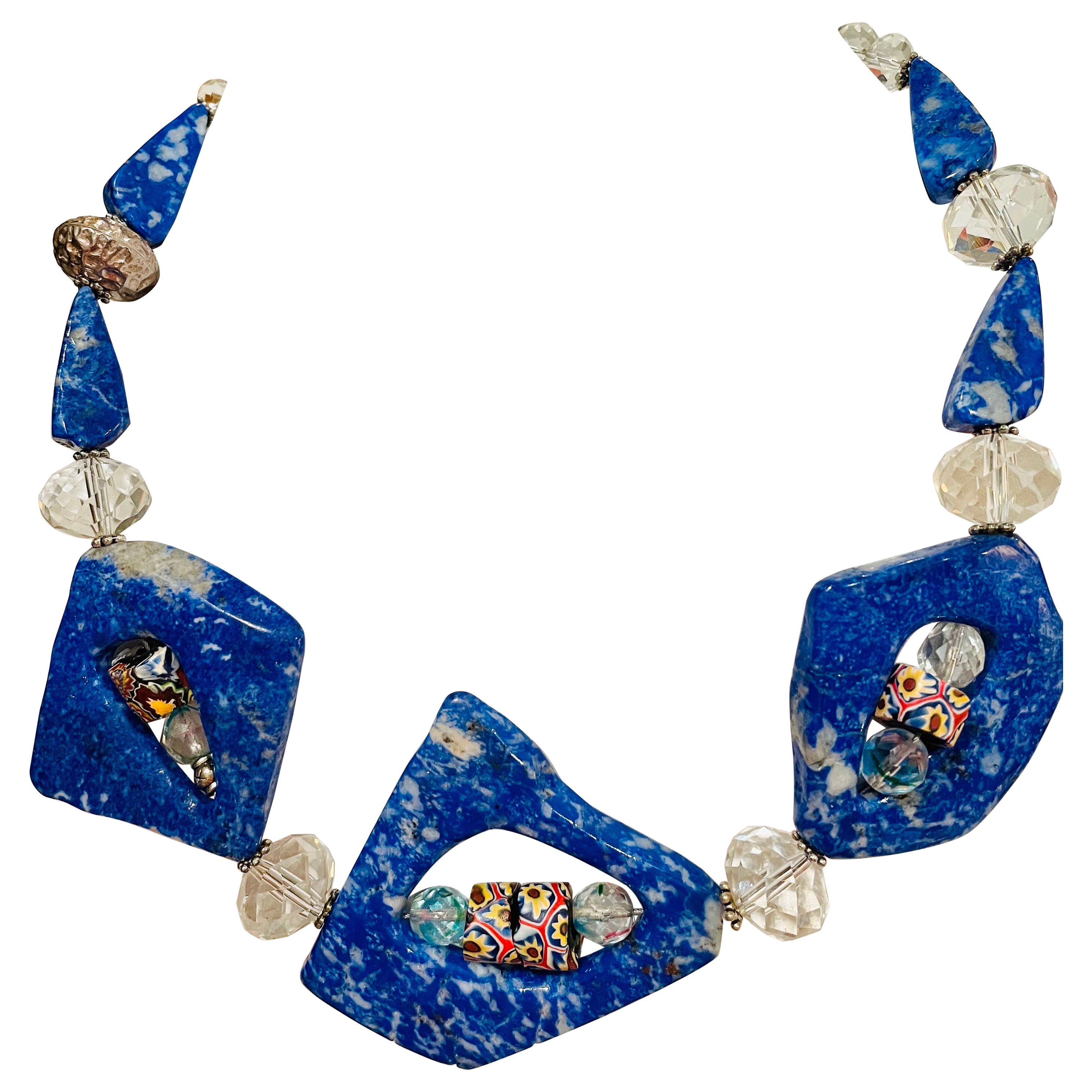 LB bietet eine Halskette aus Sterlingsilber mit Lapislazuli-Scheiben und großen Kristallen aus venezianischem Glas an