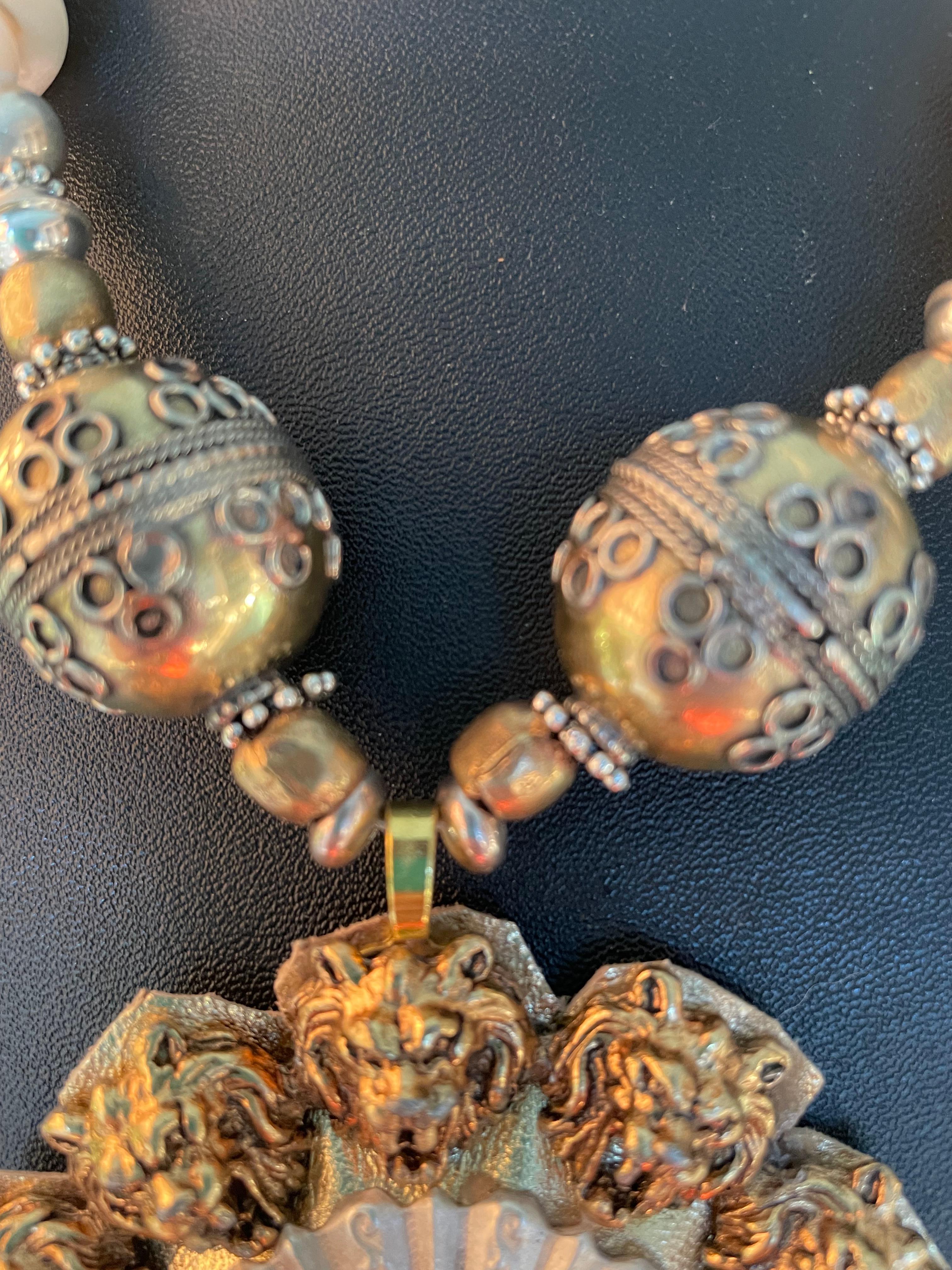 LB offre Grande testa di leone con fibbia in ottone Spilla di leone in argento Collana in legno d'osso In condizioni buone in vendita a Pittsburgh, PA
