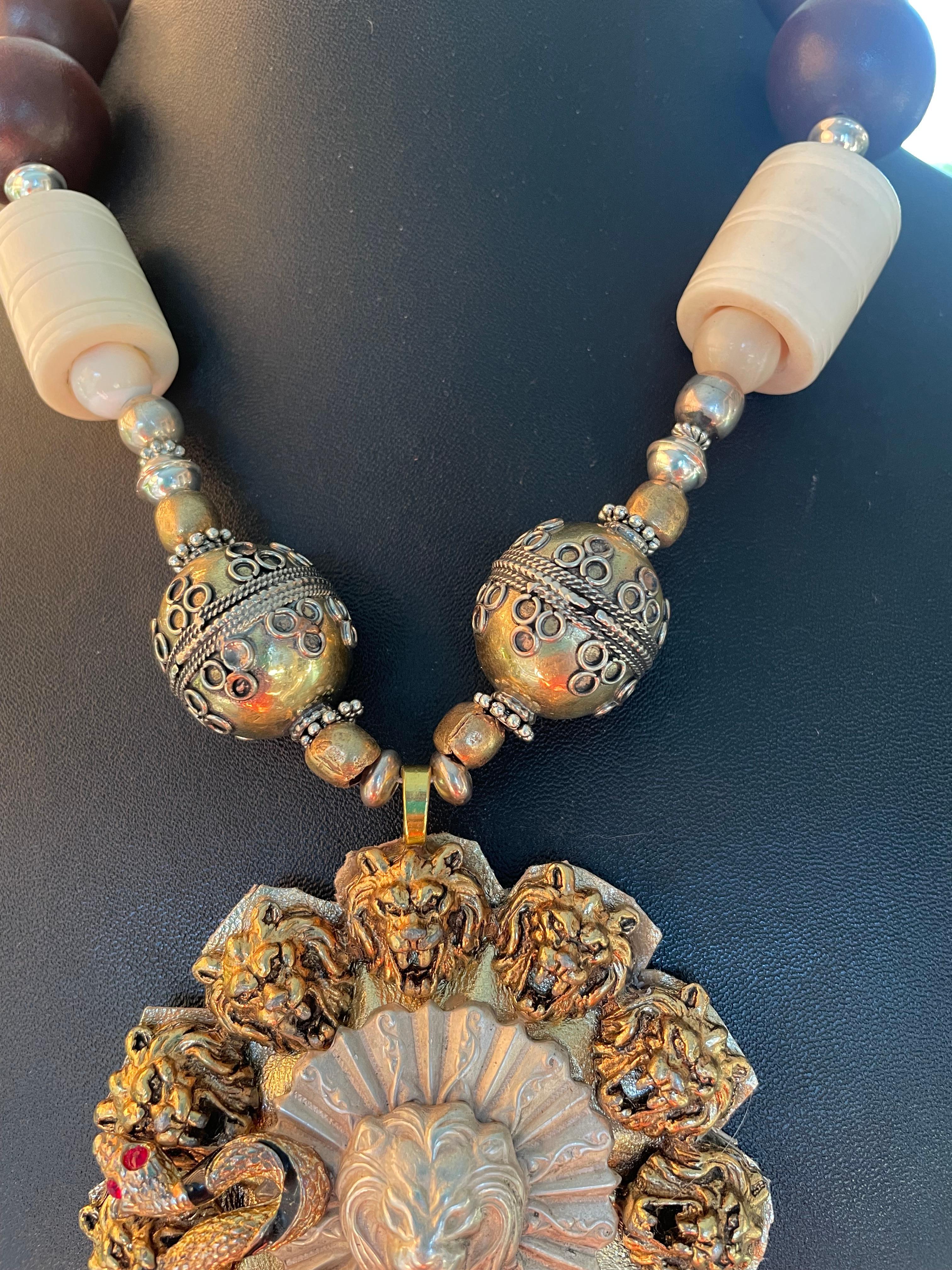 da uomo o donna LB offre Grande testa di leone con fibbia in ottone Spilla di leone in argento Collana in legno d'osso in vendita