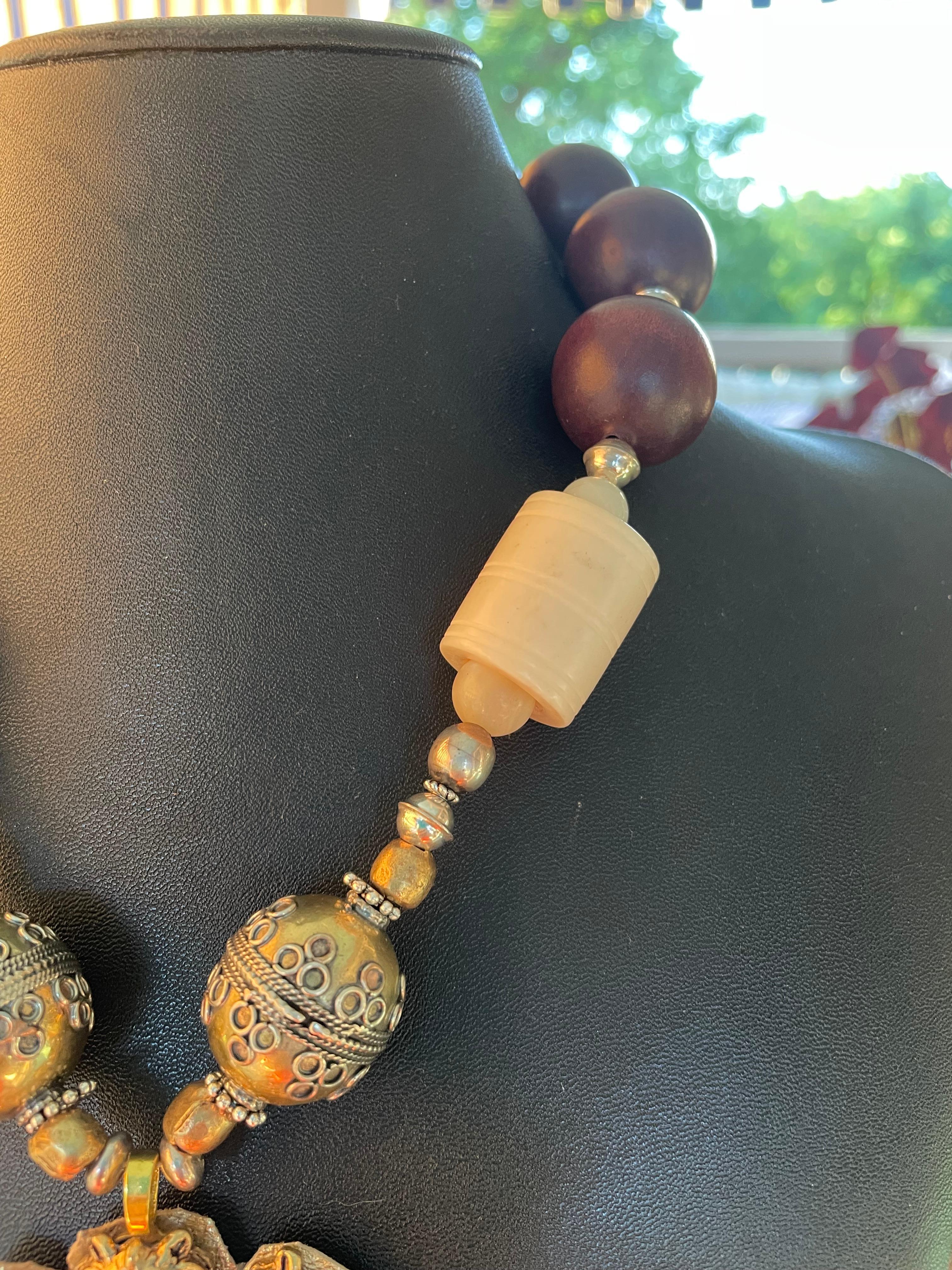 LB offre Grande testa di leone con fibbia in ottone Spilla di leone in argento Collana in legno d'osso in vendita 1