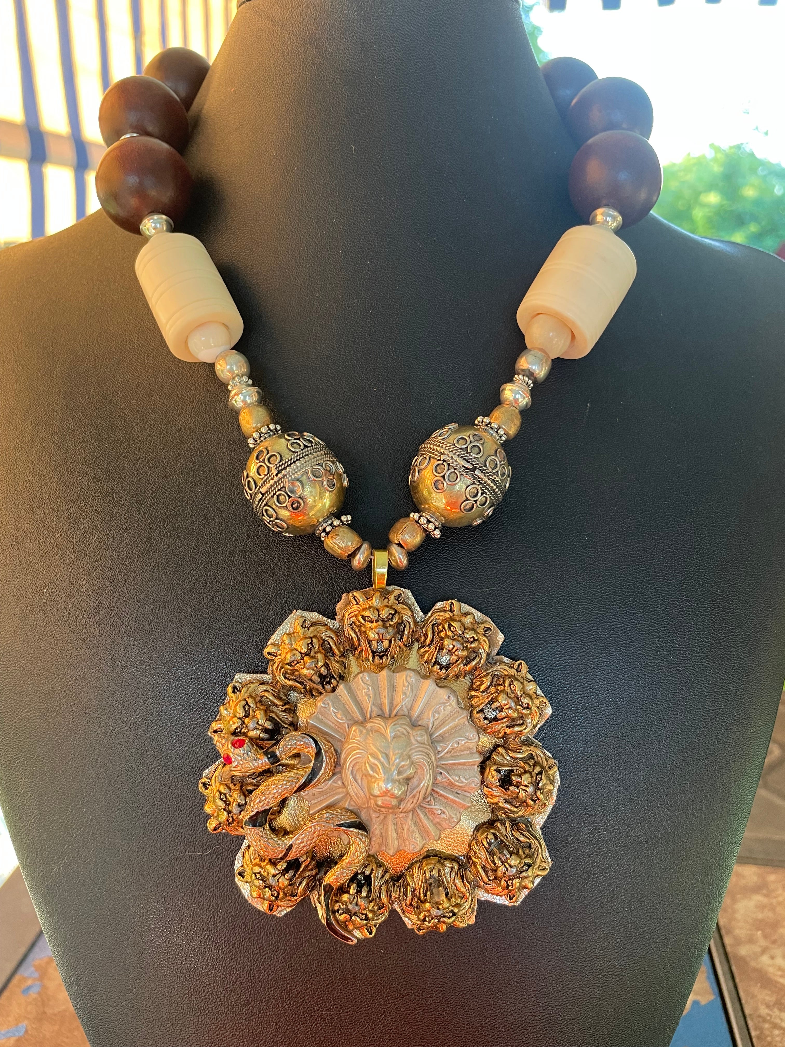LB offre Grande testa di leone con fibbia in ottone Spilla di leone in argento Collana in legno d'osso