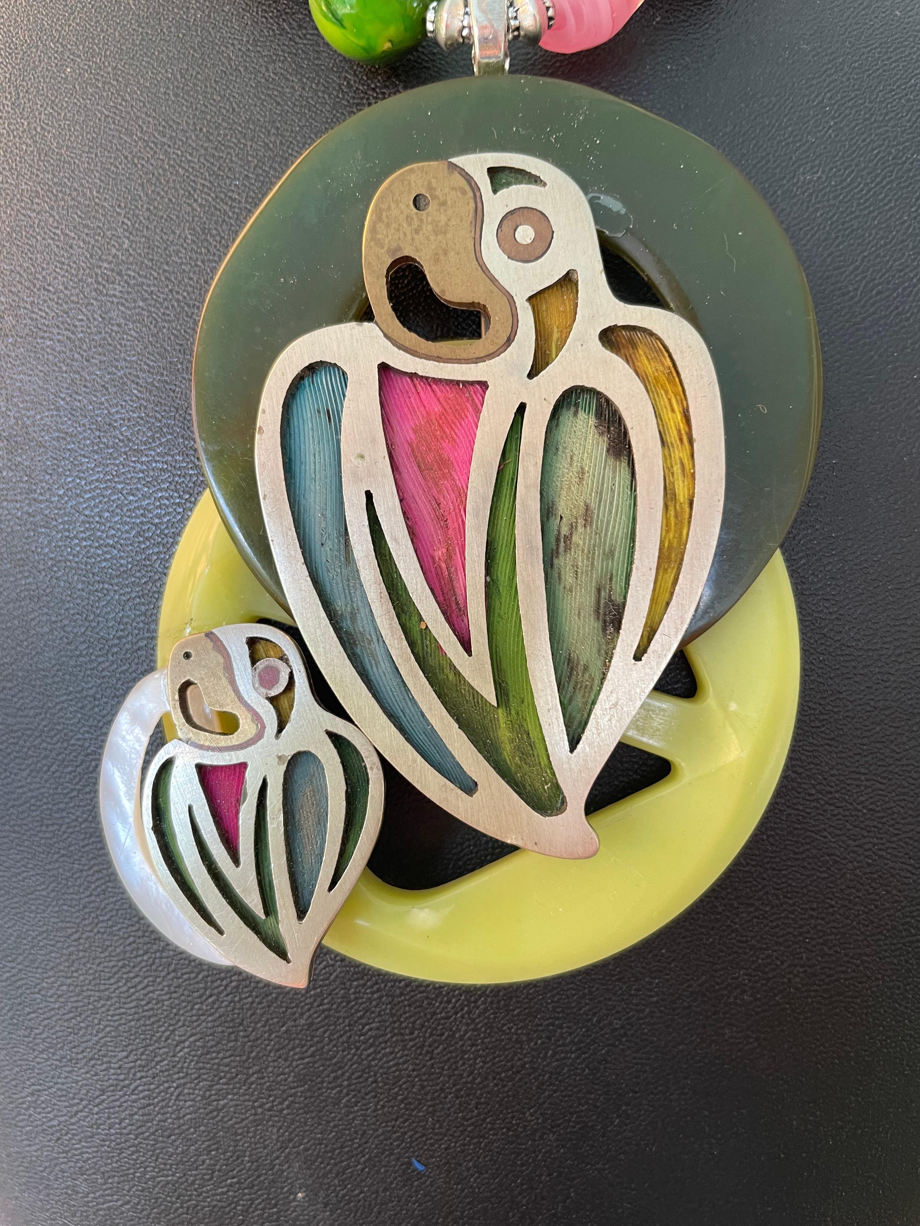 Lorraine's Bijoux hat eine mexikanische Vintage Sterling Silber und Emaille Papagei und Küken auf Vintage Bakelit Schnallen Anhänger Halskette im Angebot. Die Kombination aus grünen Vintage-Bakelitperlen, rosa Vintage-Glasperlen, grünem
