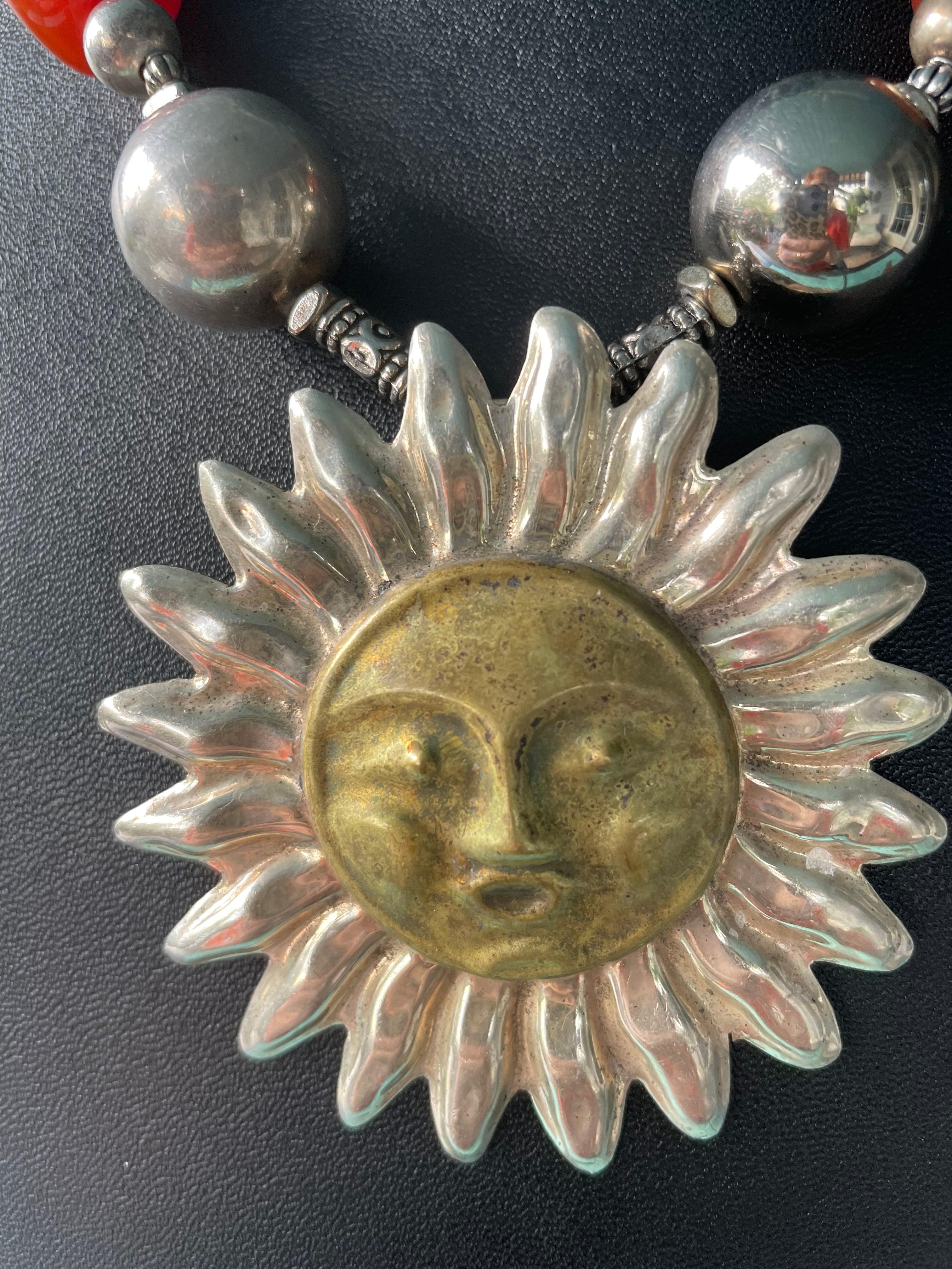 Lorraines' Bijoux propone un grande ciondolo a forma di sole messicano in argento e ottone. Grandi perle vintage in argento sterling messicano e perline di corniola arricchiscono il favoloso ciondolo.