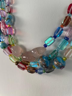 LB ofrece un collar de acero inoxidable con cristales multicolores y perlas de cuarzo rosa veneciano