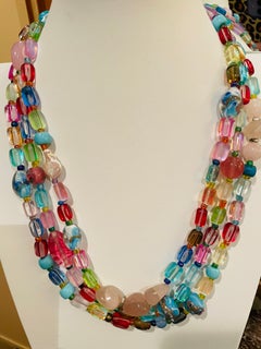 LB ofrece un collar de acero inoxidable con cristales multicolores y perlas de cuarzo rosa veneciano