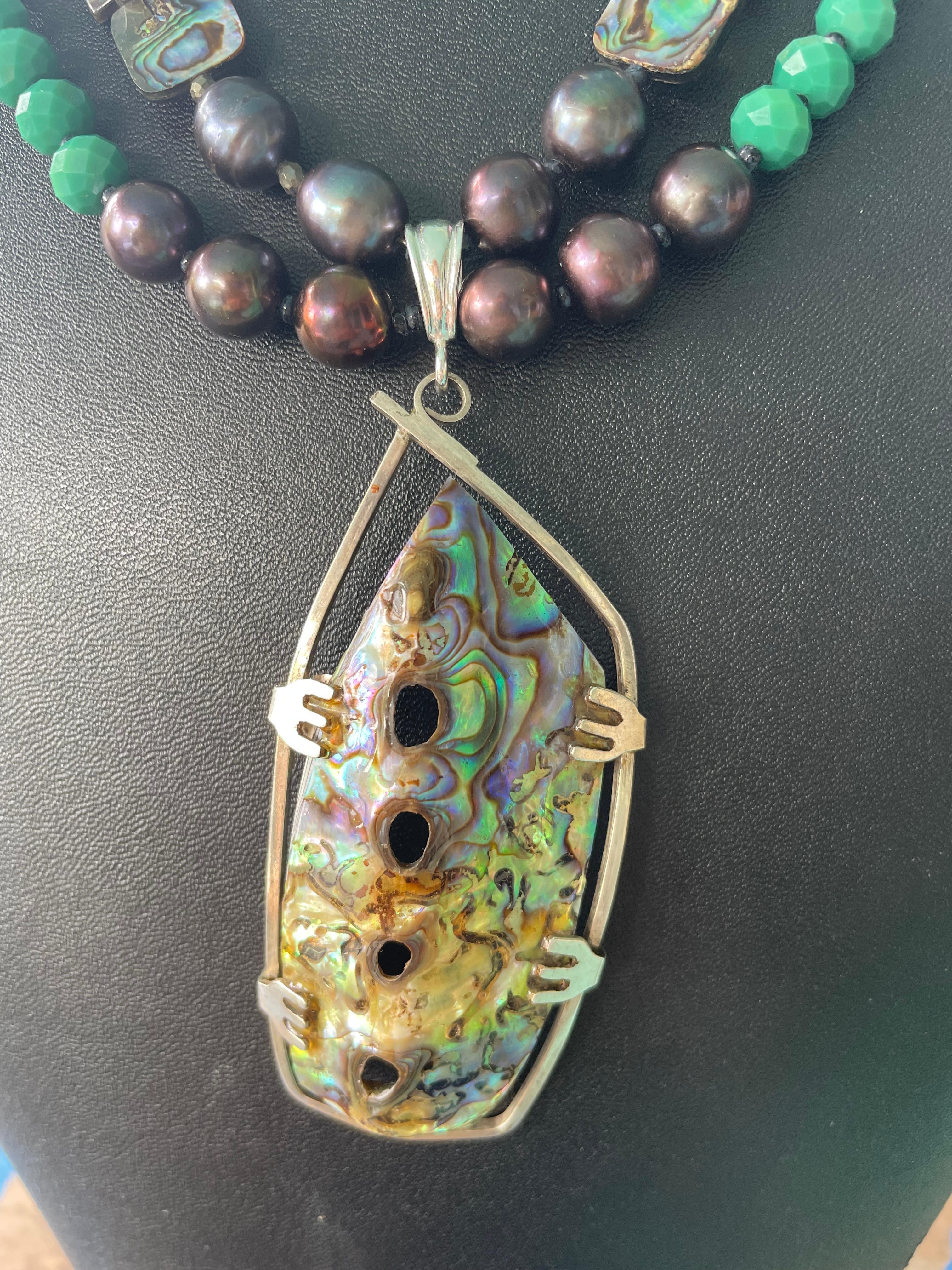 Lorraine's Bijoux hat eine große abstrakte Paua-Muschel im Angebot  und Sterling-Silber-Anhänger-Halskette. Ein doppelter Strang mit Pfauen-Süßwasserperlen, facettierten grünen Glasperlen im Vintage-Stil, quadratisch geschliffenen Paua-Muschelperlen