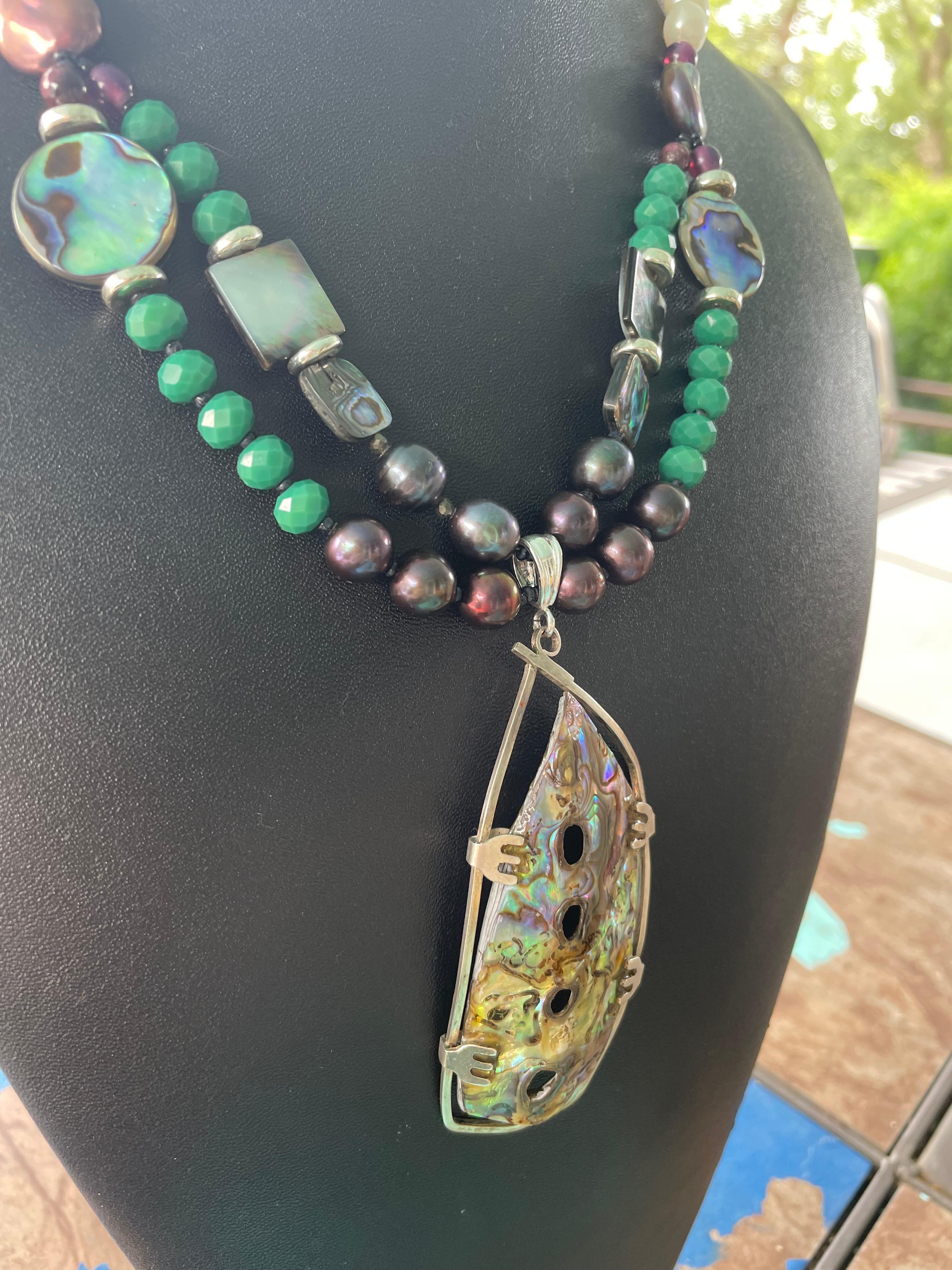 LB bietet Paua Shell SS Abstract Anhänger Glas Pfau  Perlen Halskette (Kunsthandwerker*in) im Angebot