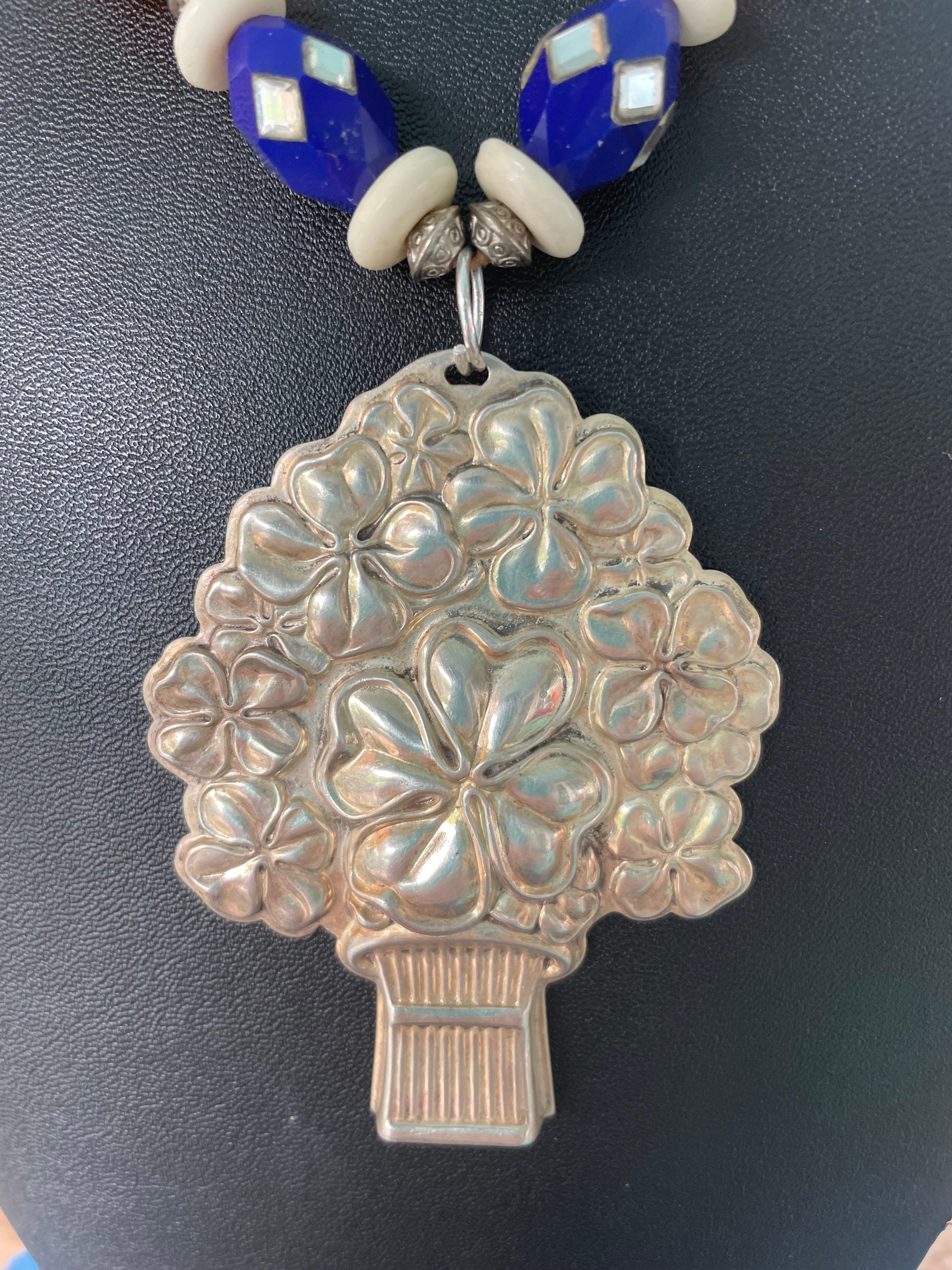 Lorraine's Bijoux hat eine Vintage Reed and Barton Sterling Silver Whistle Pendant Necklace im Angebot. Facettierter Bernstein, zweifarbige, facettierte Kristalle in Kobalt und Silber, Knochenscheiben, Vintage-Perlen aus Perlmutt und Füllperlen aus