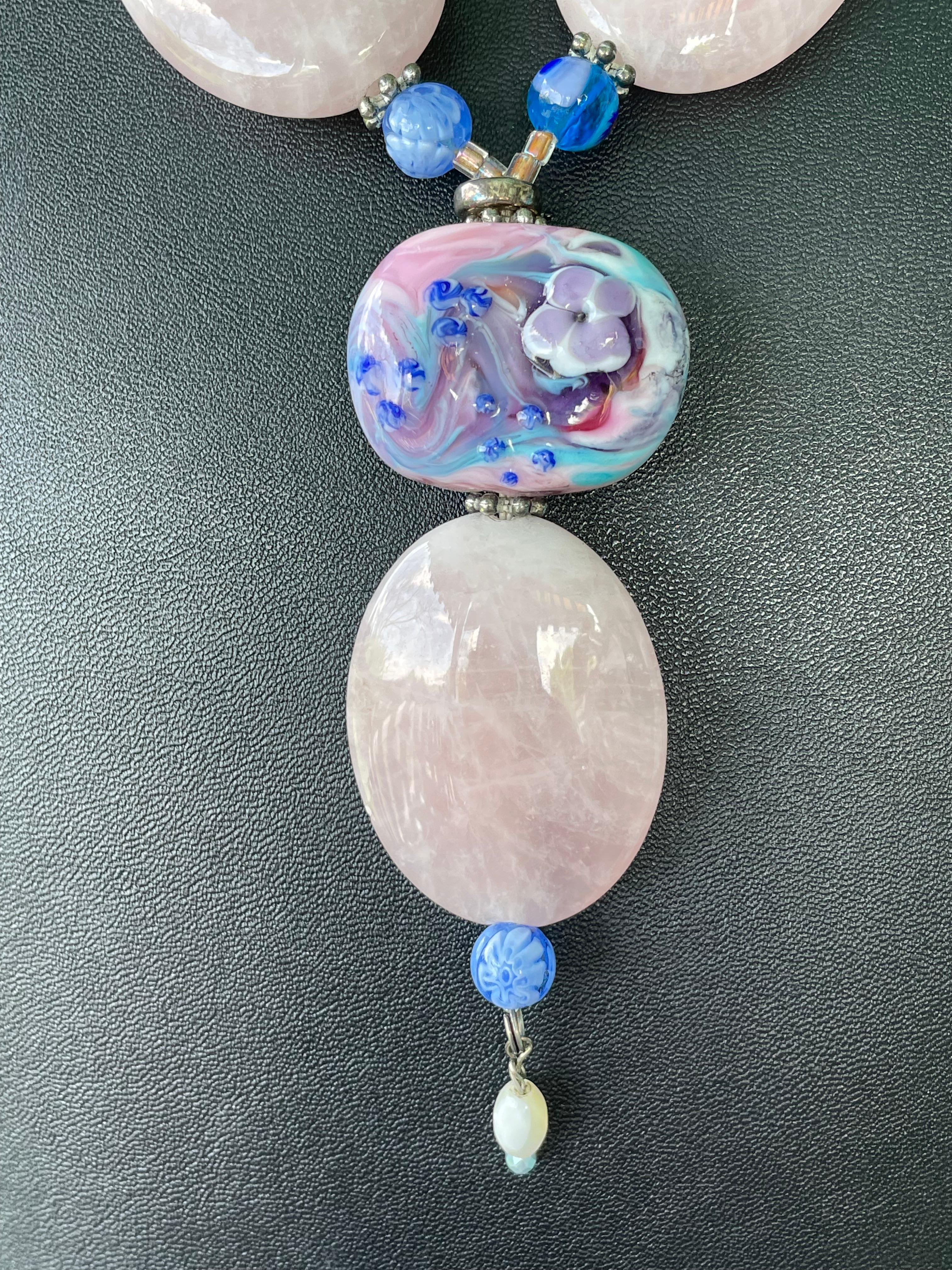 Lorrain's Bijoux propose un quartz rose,
Grande perle en verre d'art multicolore rose et bleu faite à la main. Perles vénitiennes vintage, perles de nacre vintage, perles de quartz blanc, et entretoises en argent sterling, collier unique en son