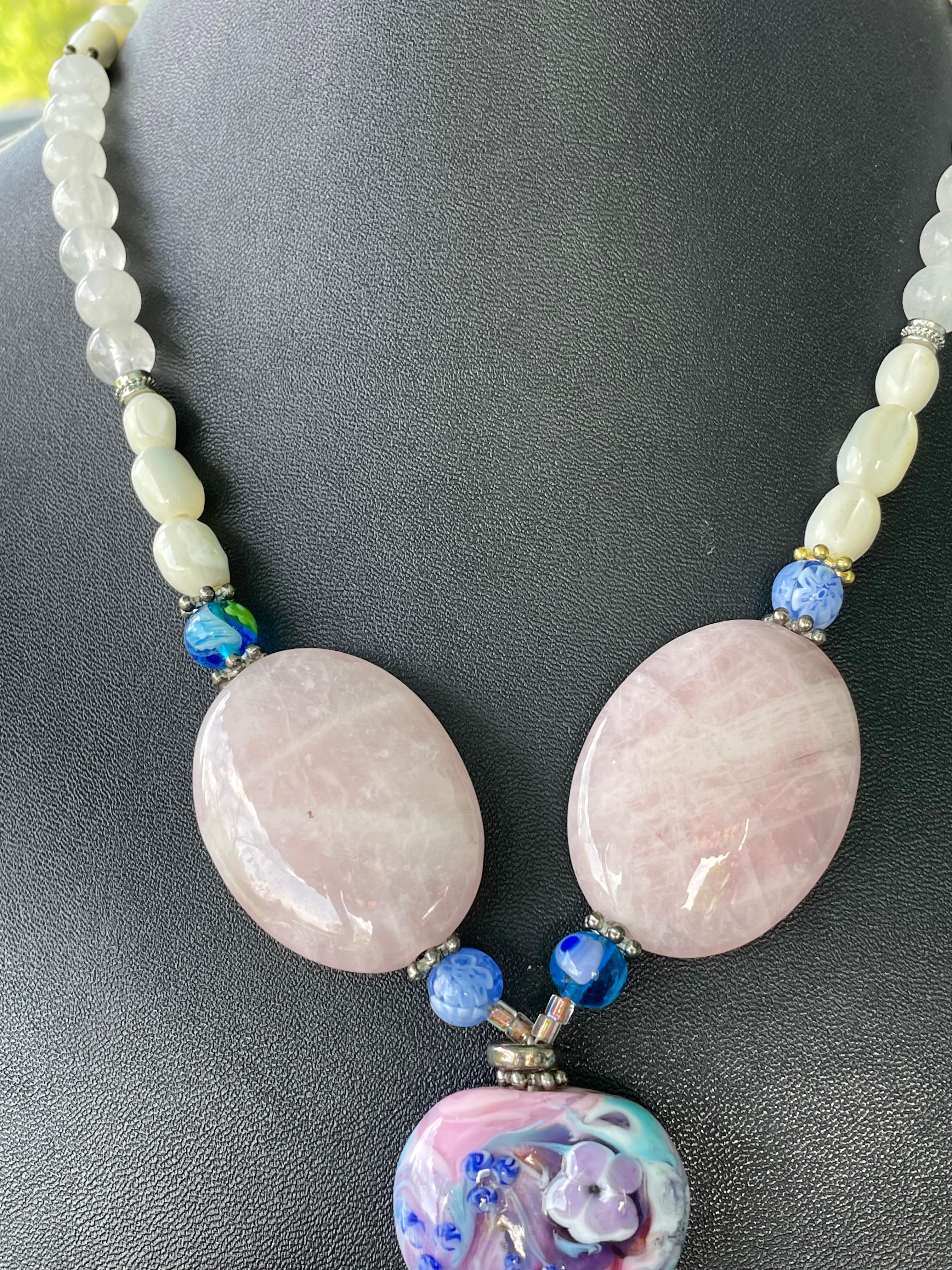 Artisan LB propose un collier vénitien en verre d'art vintage avec quartz rose et nacre en vente