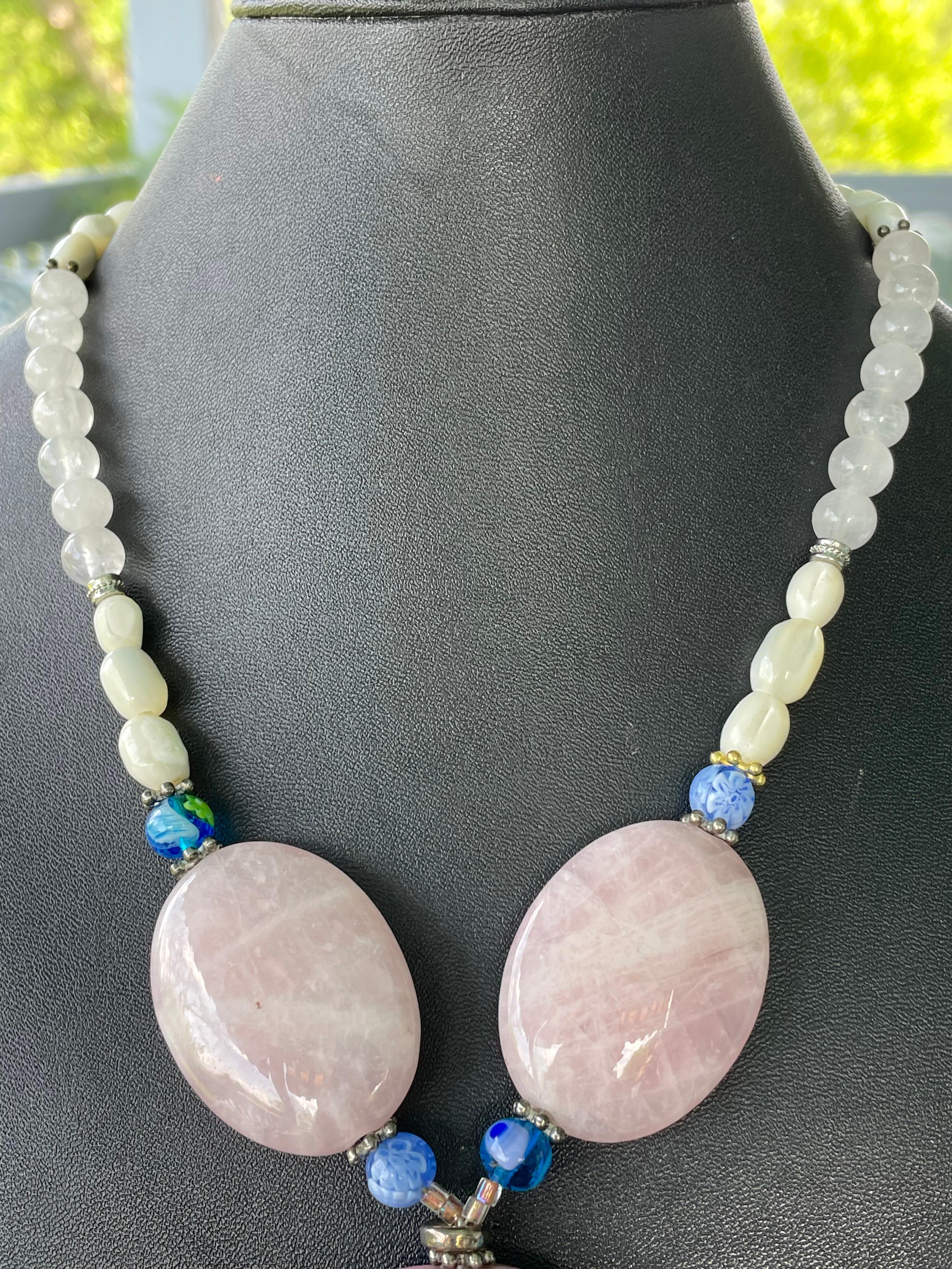 Perle LB propose un collier vénitien en verre d'art vintage avec quartz rose et nacre en vente