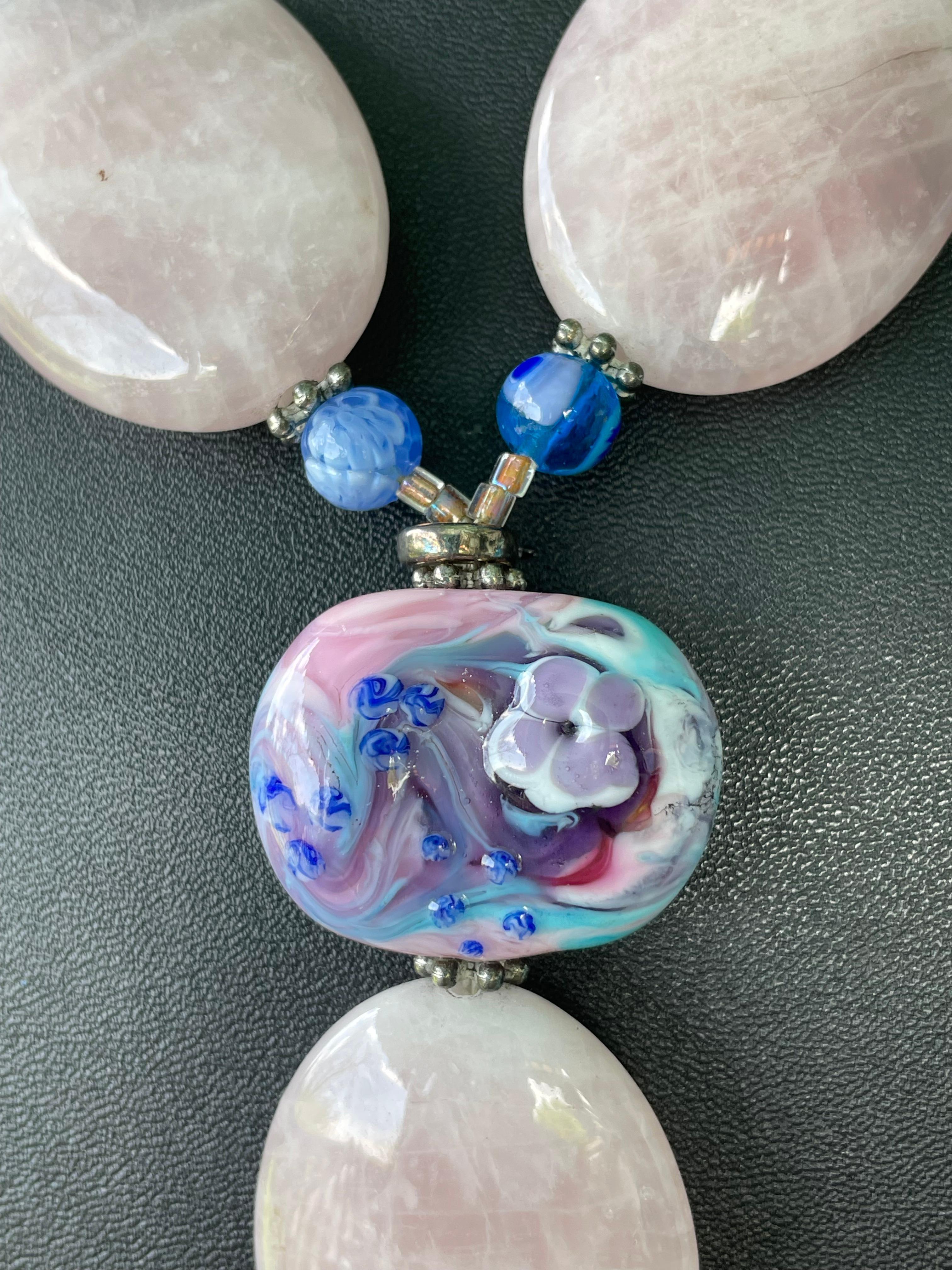 LB propose un collier vénitien en verre d'art vintage avec quartz rose et nacre Bon état - En vente à Pittsburgh, PA