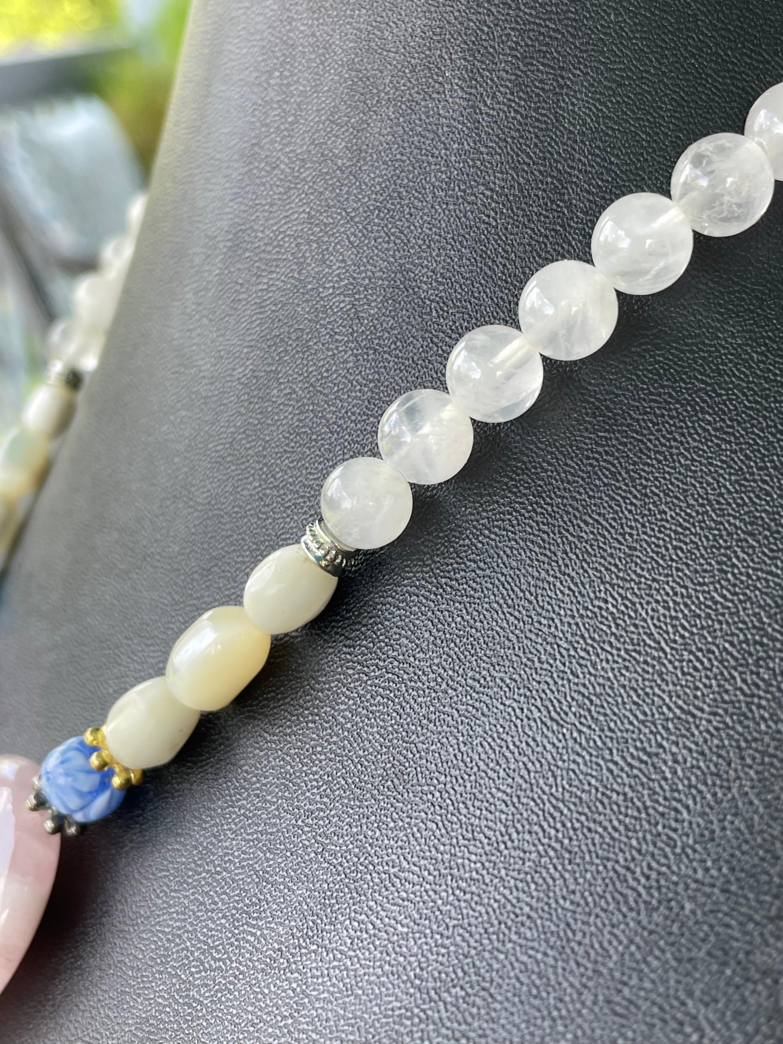 LB propose un collier vénitien en verre d'art vintage avec quartz rose et nacre Unisexe en vente