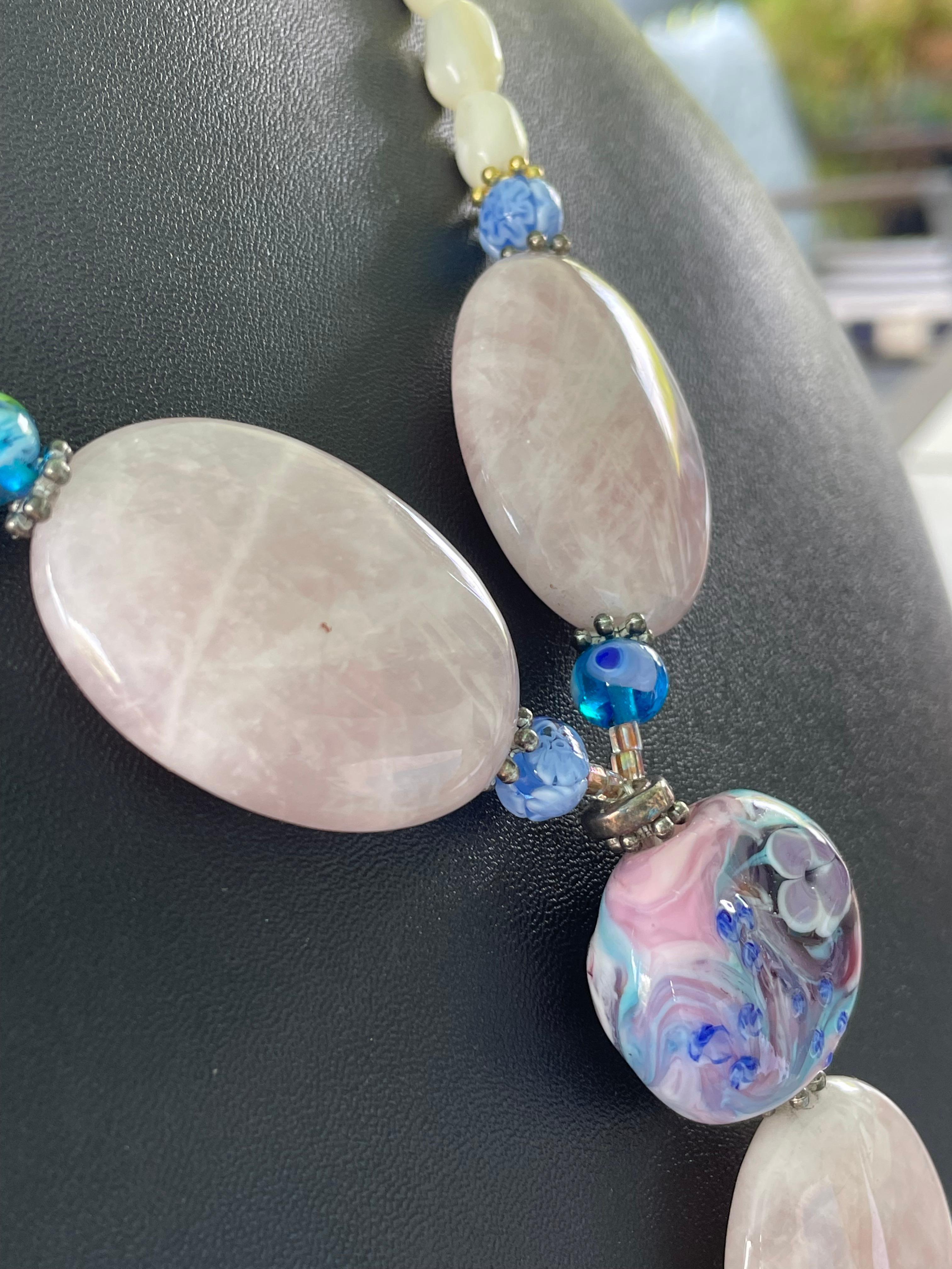 LB propose un collier vénitien en verre d'art vintage avec quartz rose et nacre en vente 1