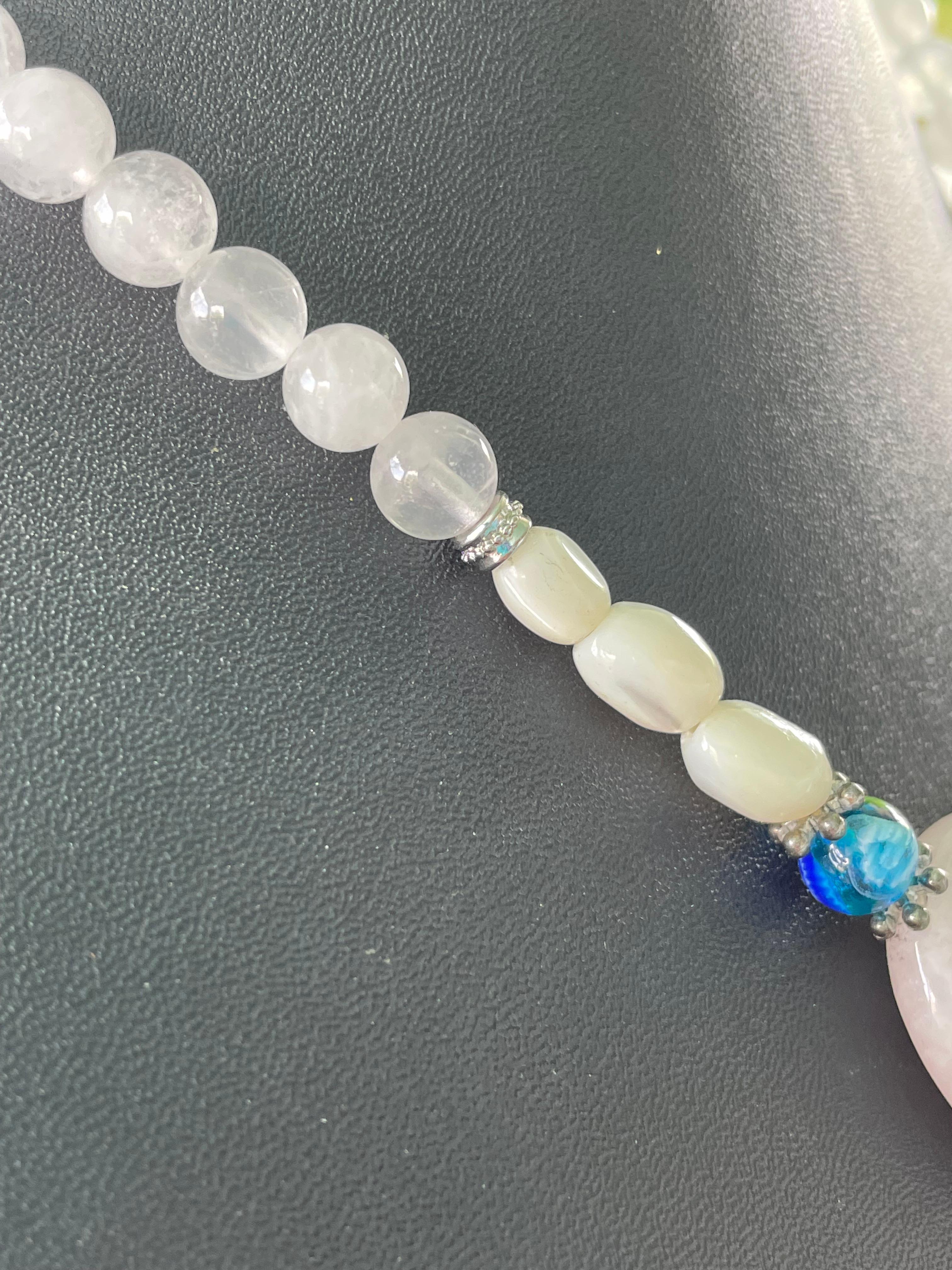 LB propose un collier vénitien en verre d'art vintage avec quartz rose et nacre en vente 2