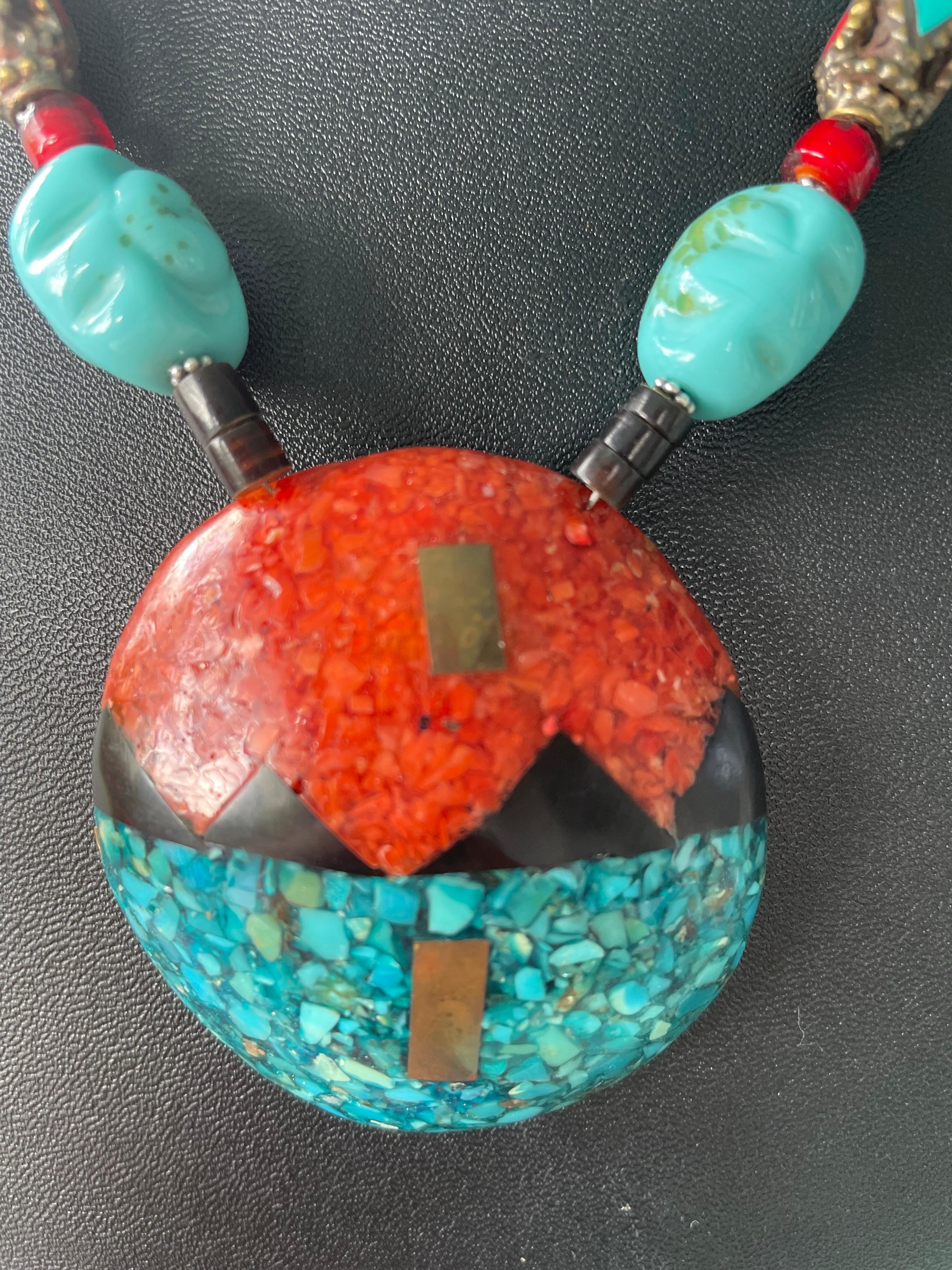 Lorraine's Bijoux hat einen Vintage Santo Domingo, Muschelanhänger mit Intarsien, im Angebot. In die Oberseite der geriffelten Muschel sind kleine Stücke aus Türkis, Koralle und Onyx eingelegt. Perlen aus türkisfarbenem Glas im Vintage-Stil,