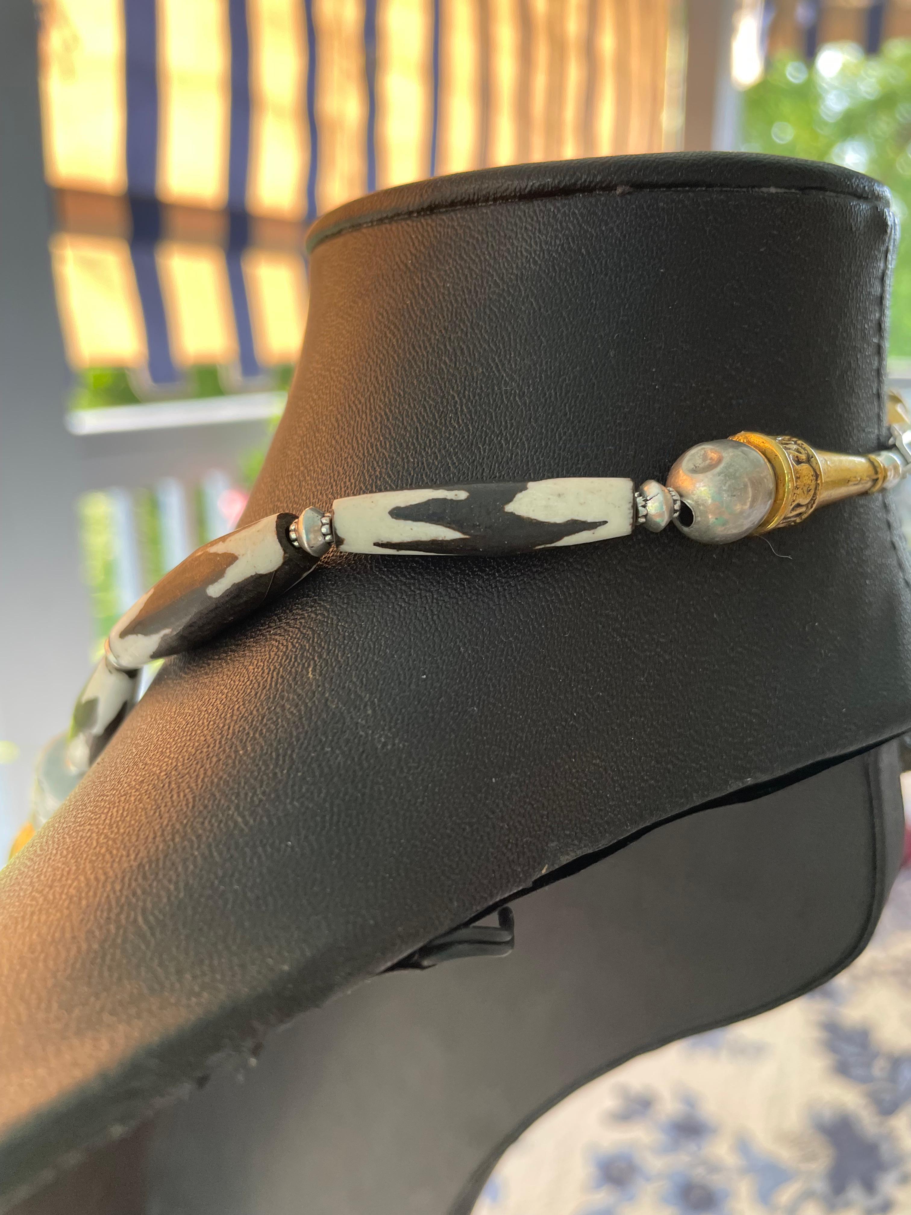 LB offre spilla floreale in argento Collana di perline in ceramica africana con osso tibetano in vendita 5