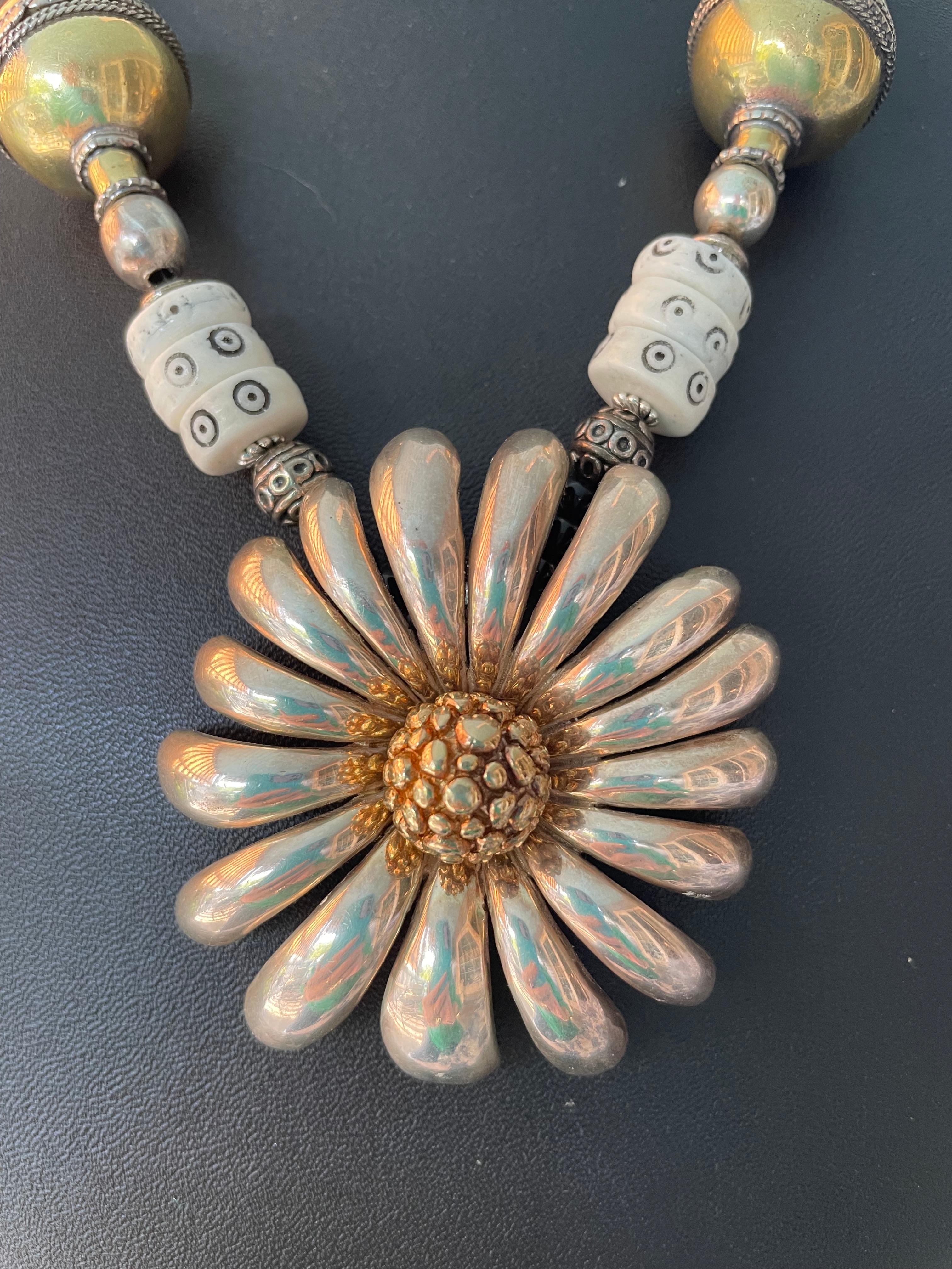 Lorraines' Bijoux propone una spilla grande in argento Sterling Vintage Sunflower. 
Collana. L'aggiunta di dischi di osso africano intagliato e di perline tubolari africane in ceramica arricchiscono questo meraviglioso centrotavola. Grandi tondi in