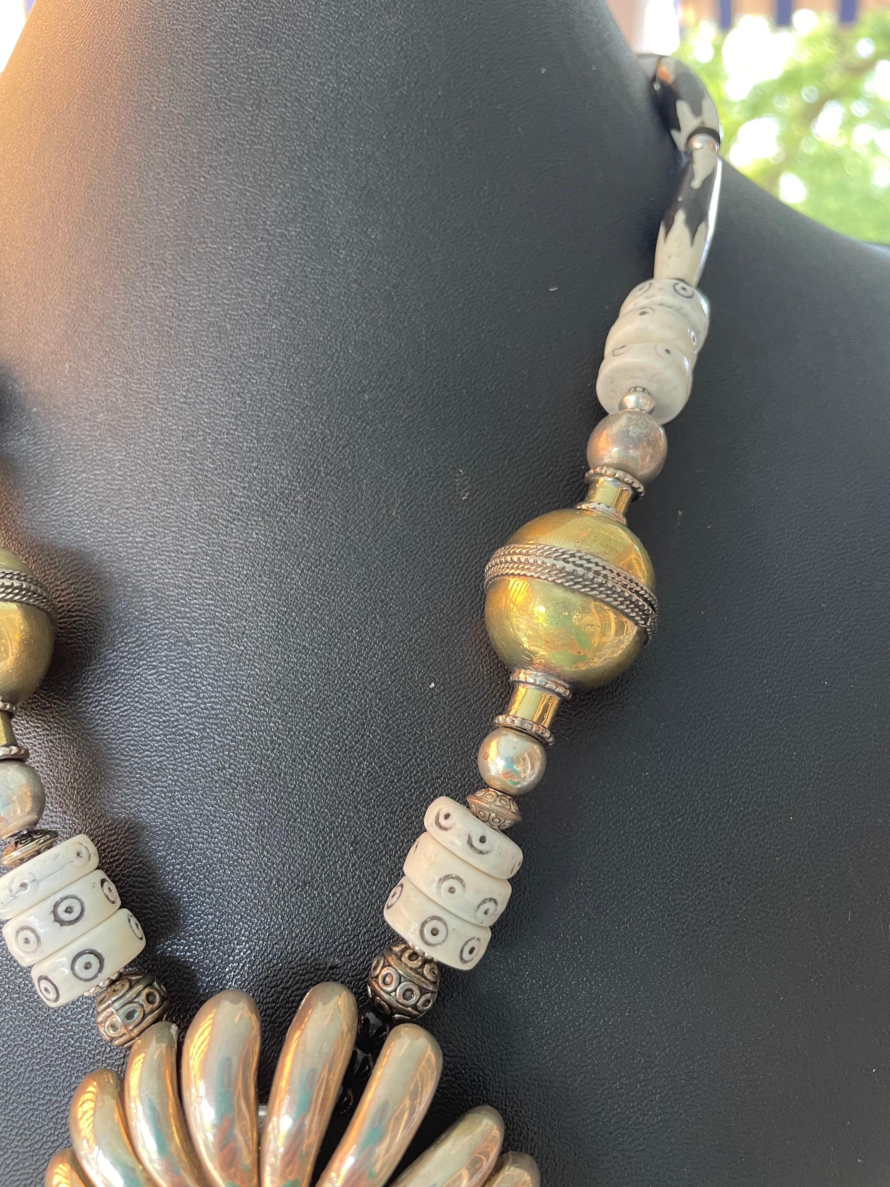 Artigiano LB offre spilla floreale in argento Collana di perline in ceramica africana con osso tibetano in vendita