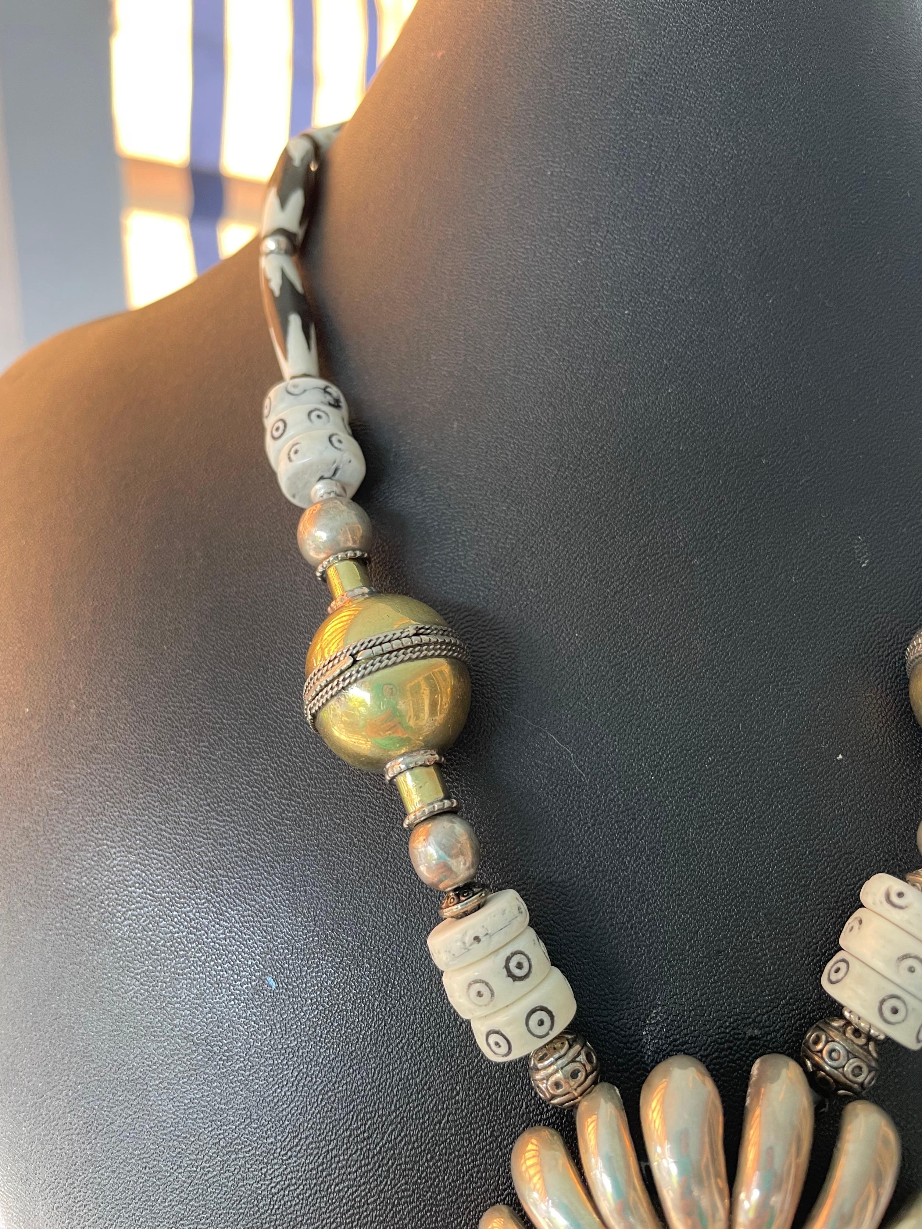 LB offre spilla floreale in argento Collana di perline in ceramica africana con osso tibetano In condizioni buone in vendita a Pittsburgh, PA