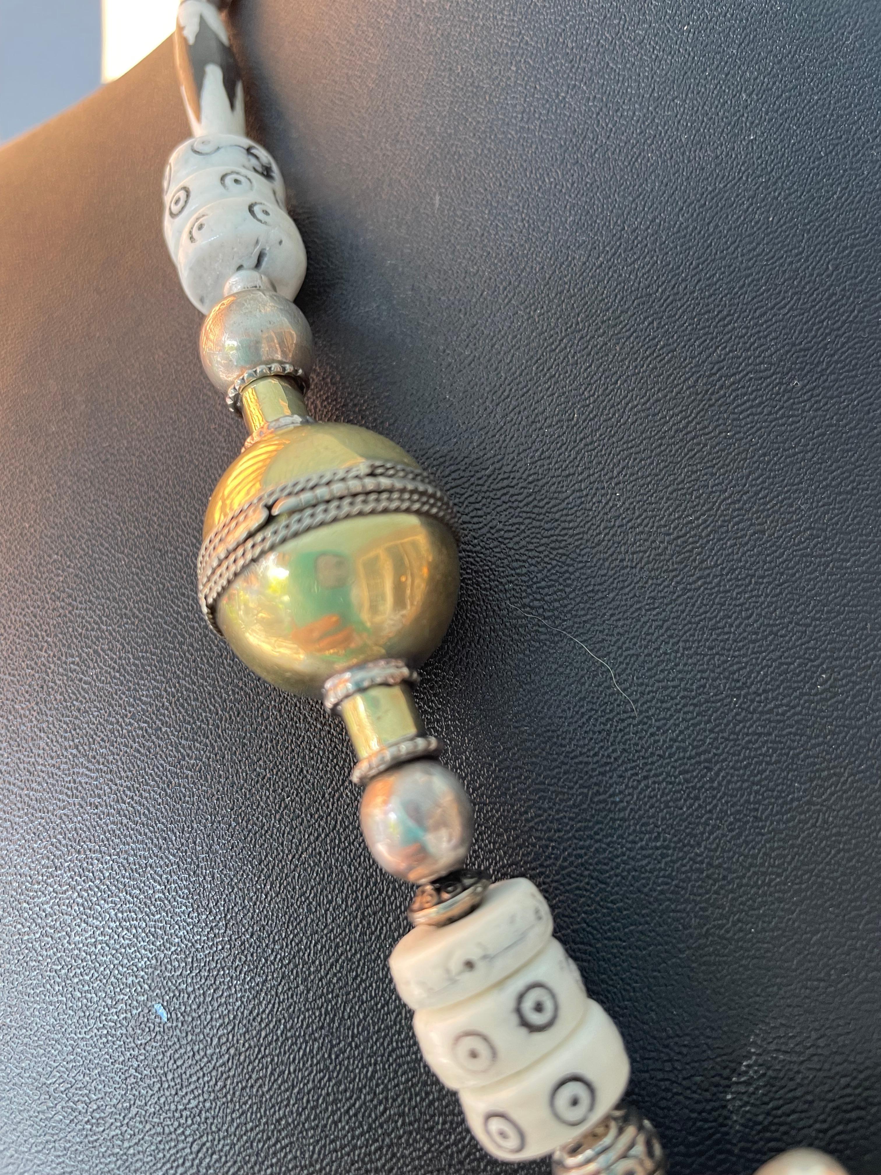 da uomo o donna LB offre spilla floreale in argento Collana di perline in ceramica africana con osso tibetano in vendita