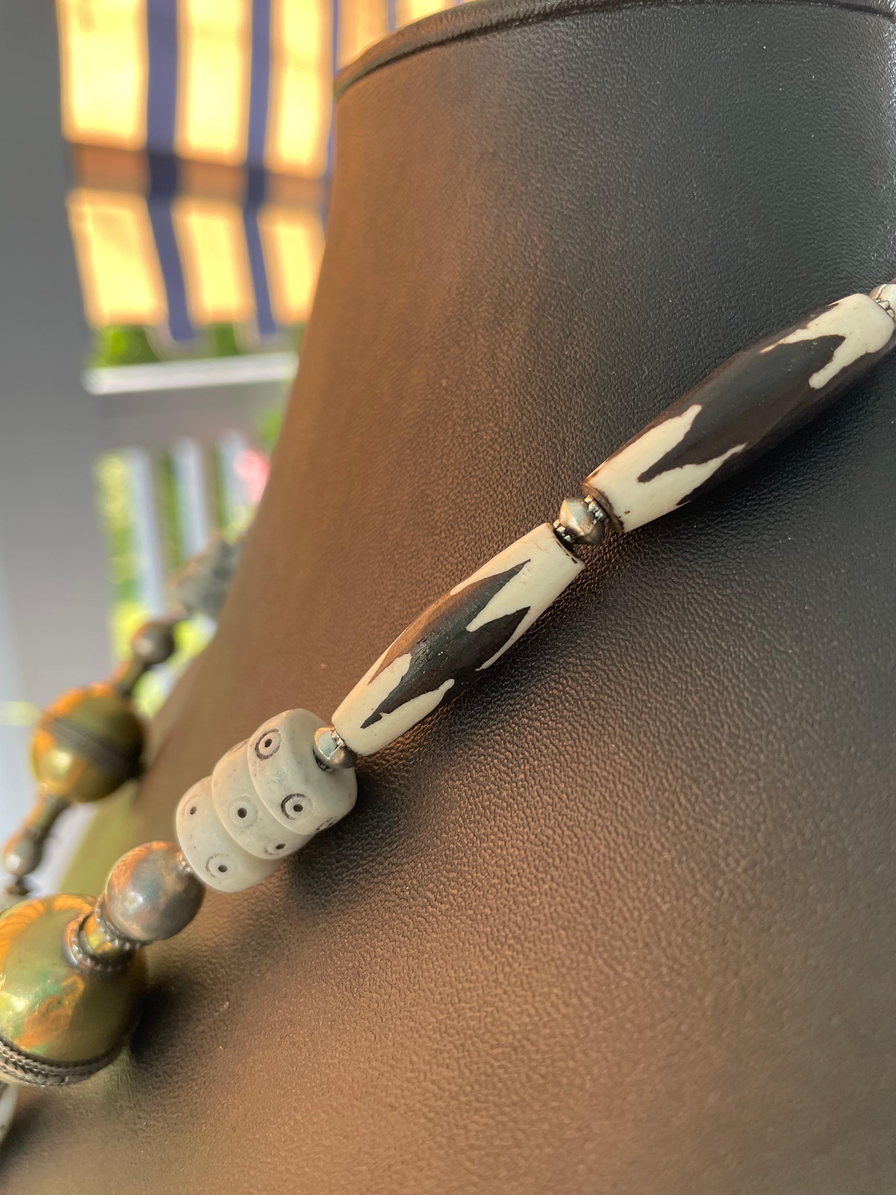 LB offre spilla floreale in argento Collana di perline in ceramica africana con osso tibetano in vendita 1