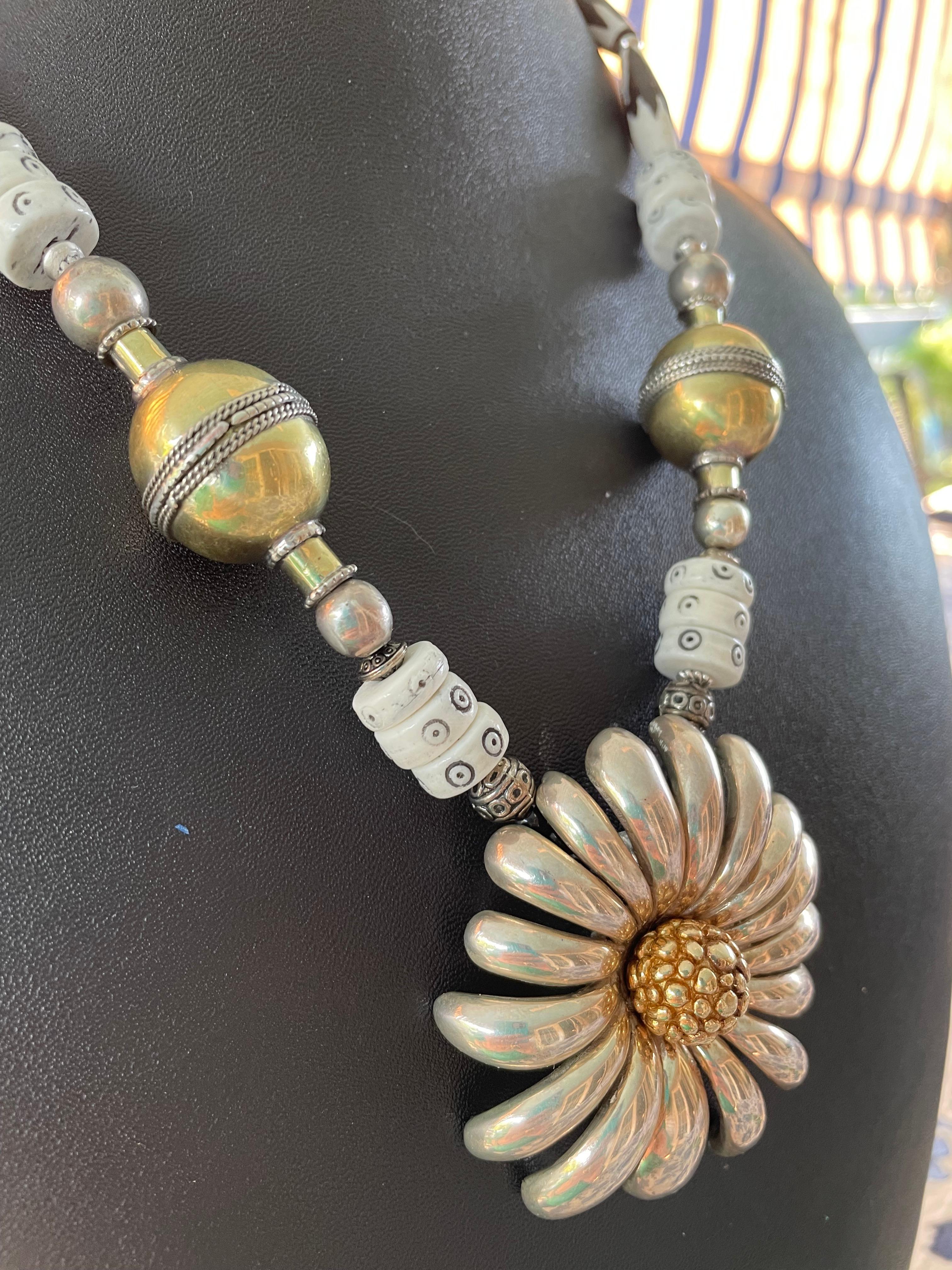 LB offre spilla floreale in argento Collana di perline in ceramica africana con osso tibetano in vendita 3