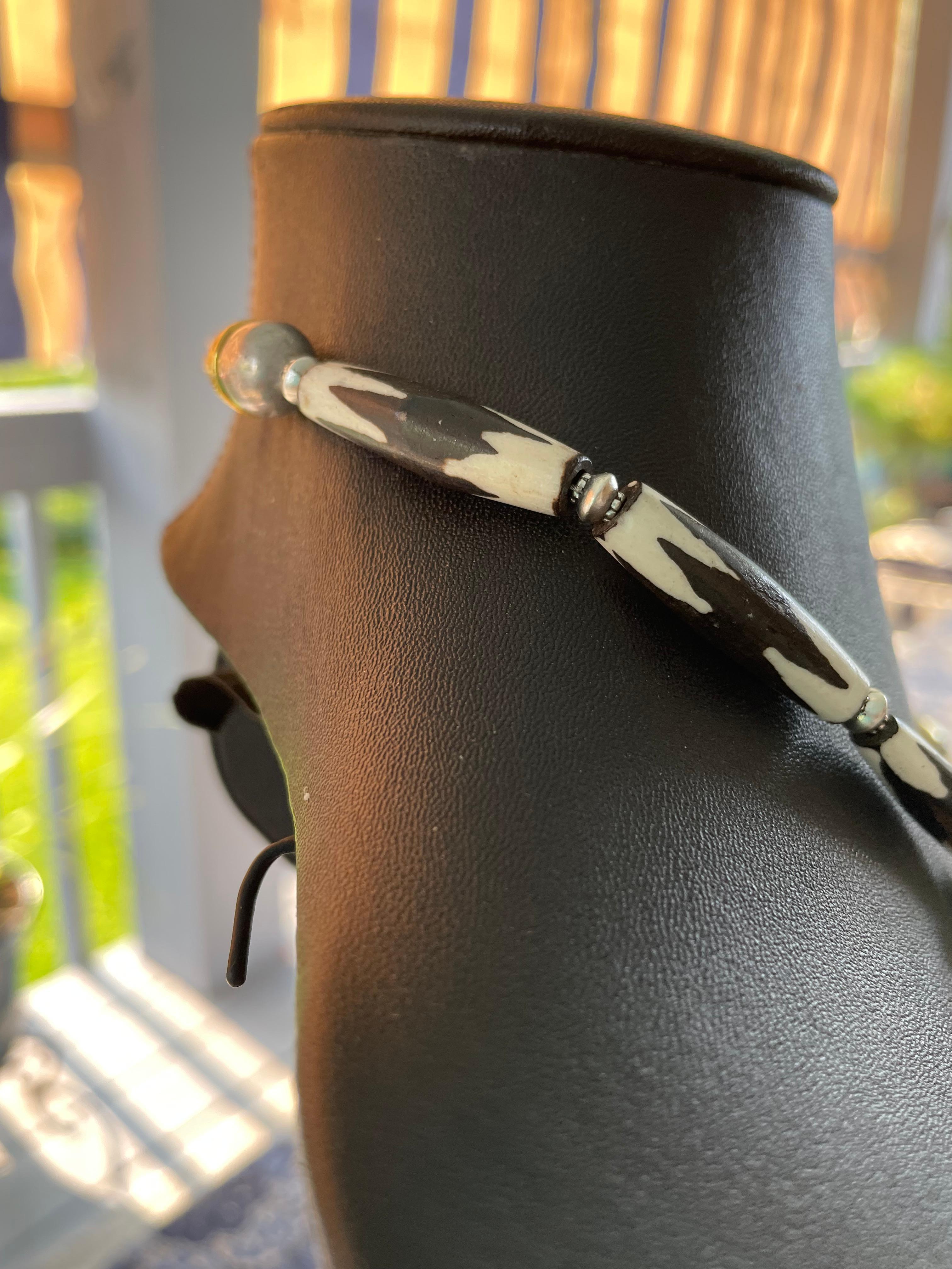 LB offre spilla floreale in argento Collana di perline in ceramica africana con osso tibetano in vendita 4
