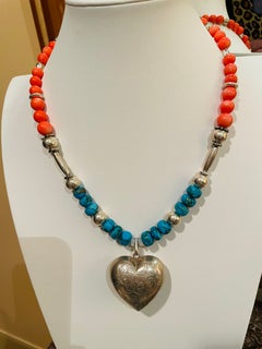LB ofrece un collar de plata de ley con cuentas mexicanas vintage de coral, turquesa y forma de corazón