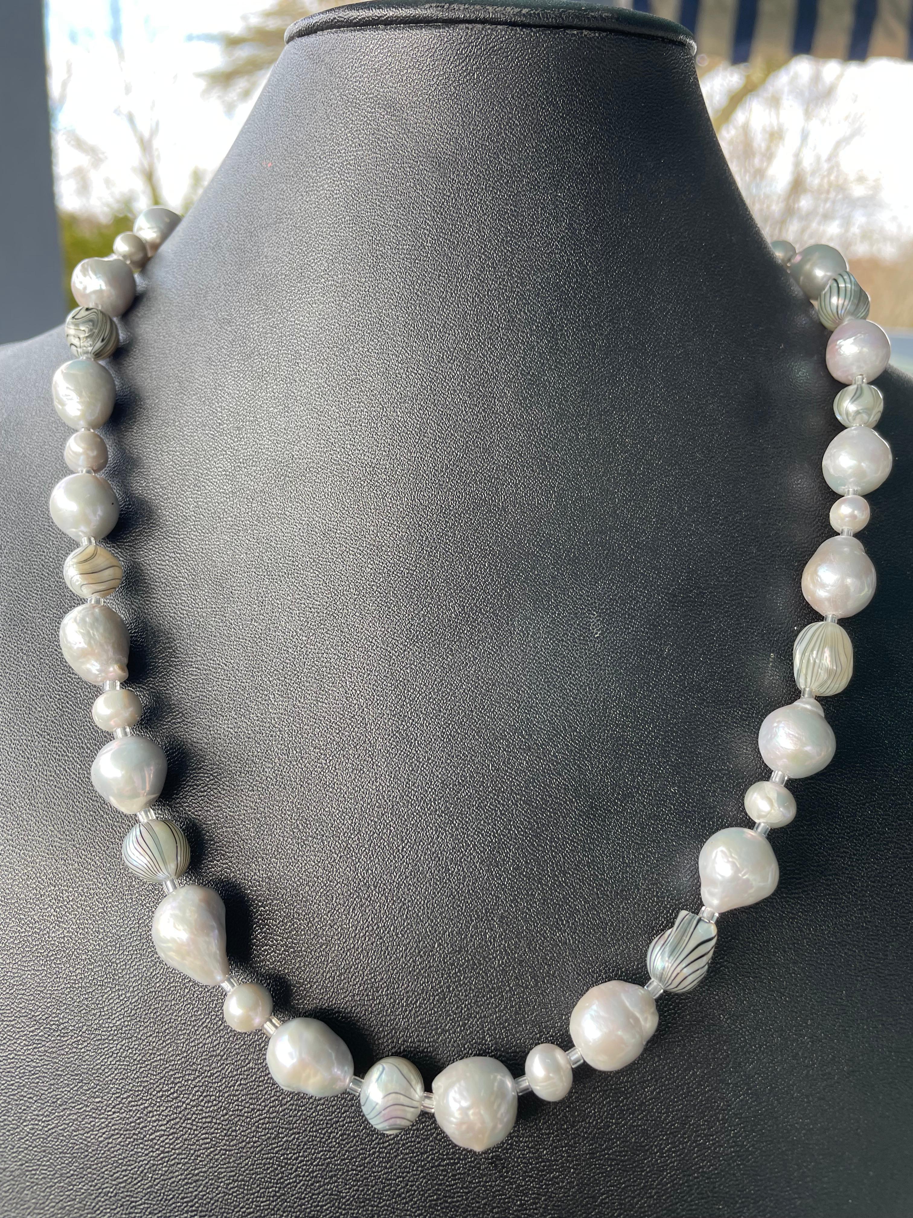 Lorraines' Bijoux propone un bel filo di nuove perle d'acqua dolce cinesi grigie e perle d'acqua dolce a strisce (bianche e nere). Piccoli distanziatori in vetro bianco e una chiusura a moschettone in argento Sterling completano questa raffinata