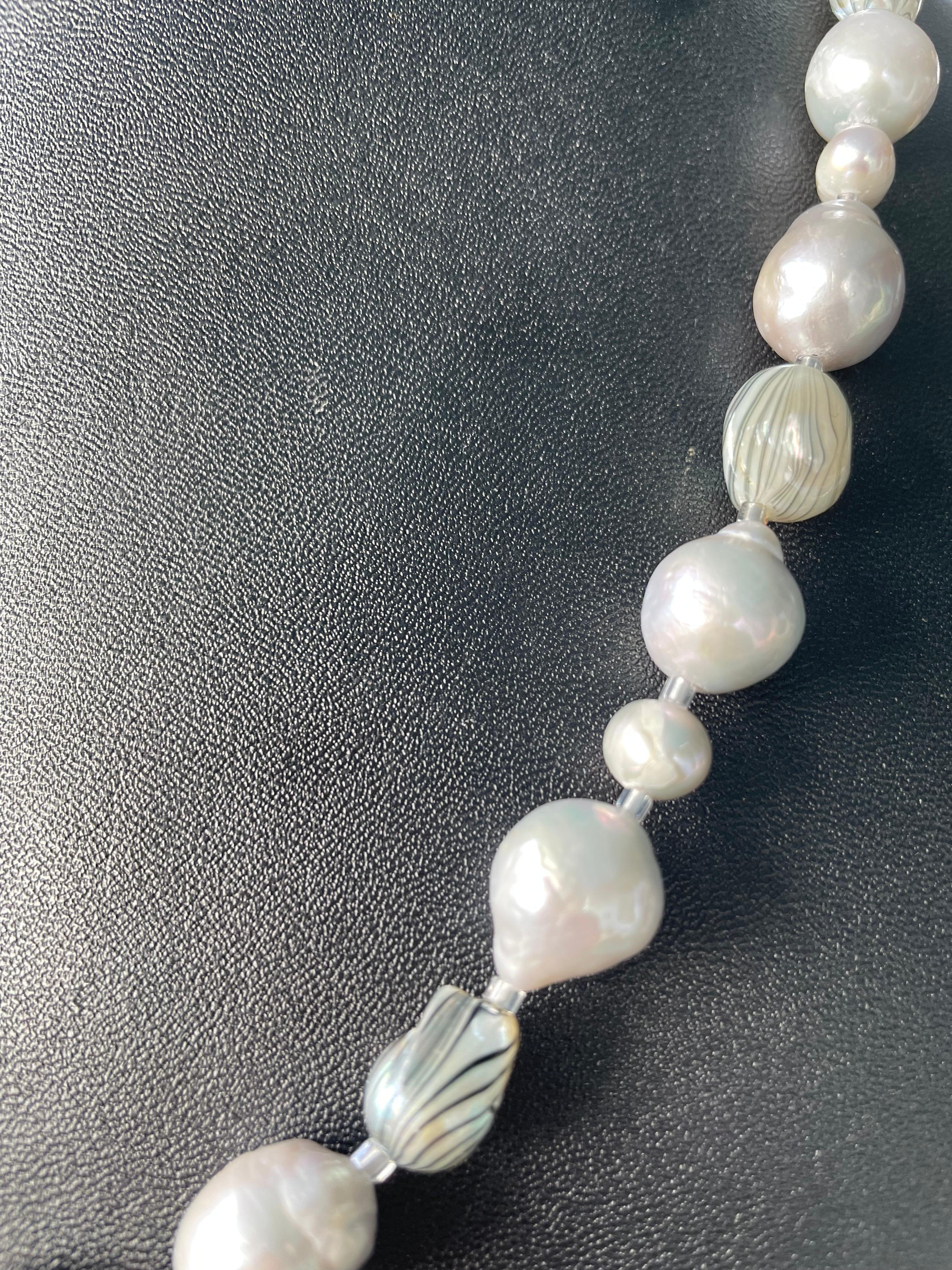 Artista LB offre un filo di perle cinesi d'acqua dolce grigie a strisce per una collana di perle SS in vendita